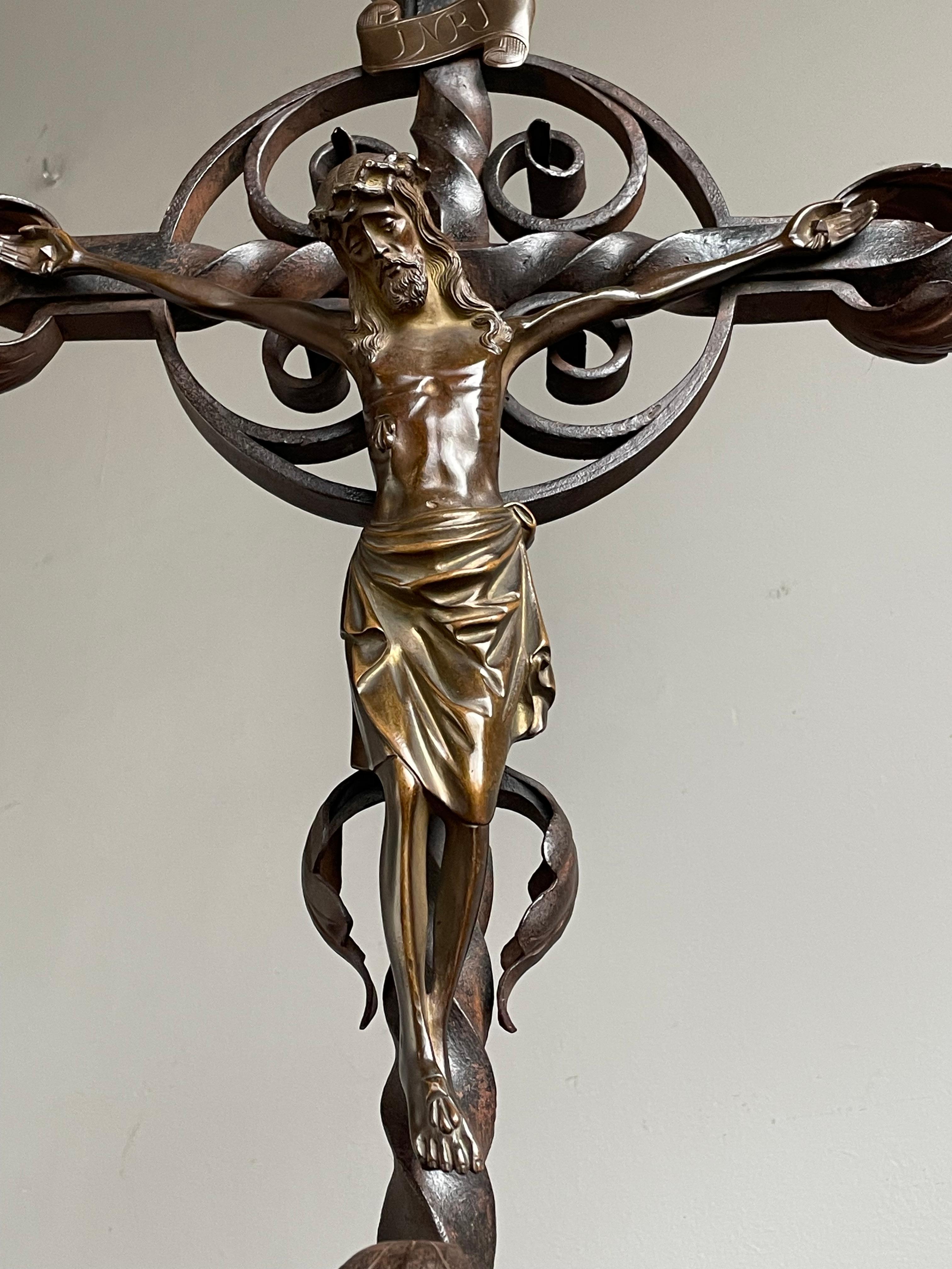 Schmiedeeisernes Altarkreuz mit Drachensockel und Bronzeskulptur des Christus aus der Gotik im Angebot 10
