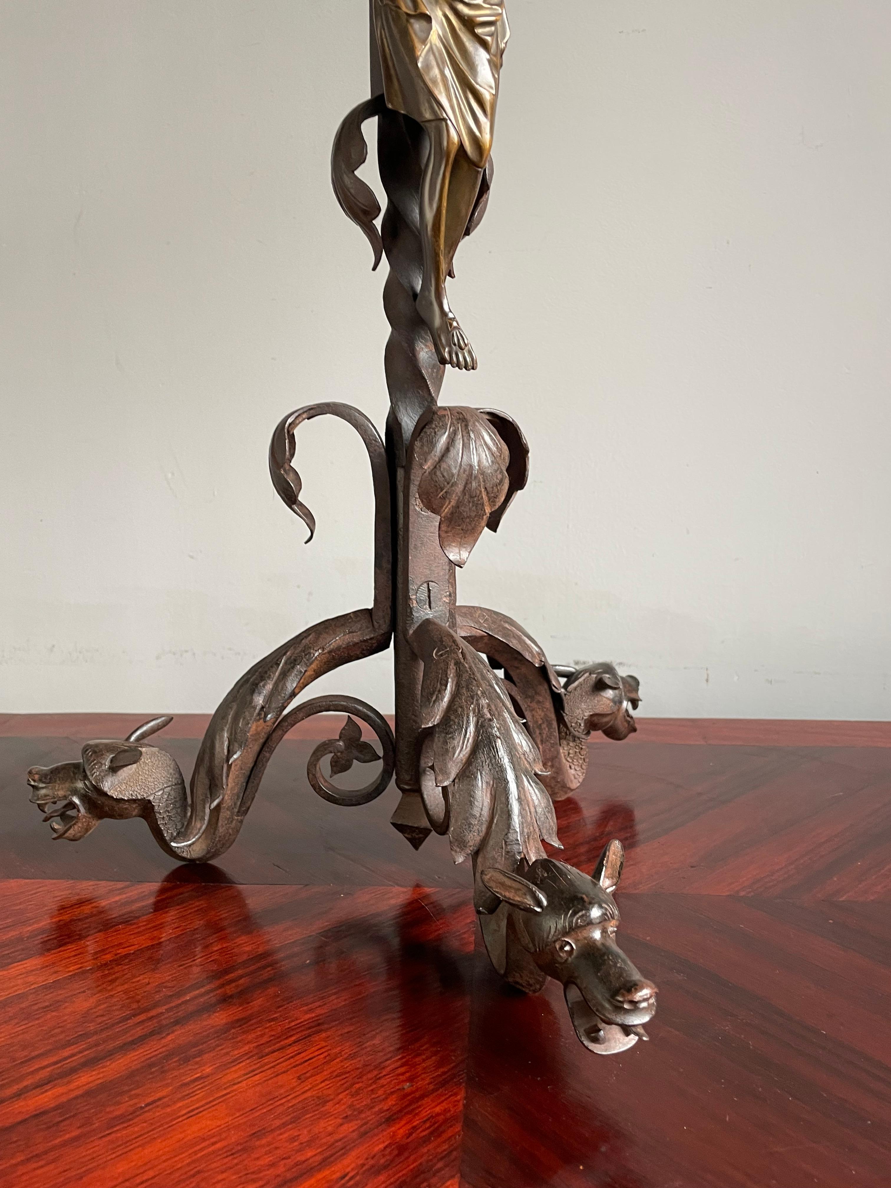 Crucifix d'autel en fer forgé avec sculpture du Christ en bronze en vente 10