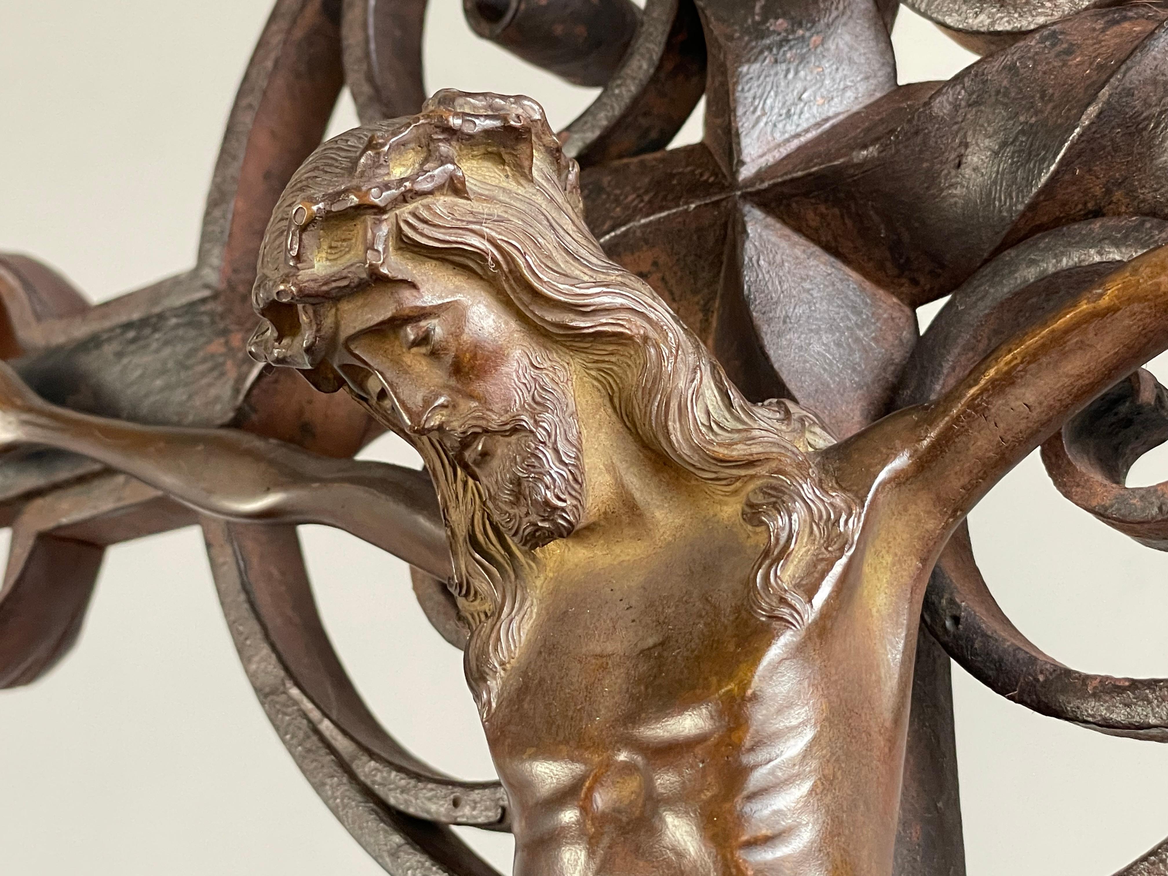 Schmiedeeisernes Altarkreuz mit Drachensockel und Bronzeskulptur des Christus aus der Gotik im Angebot 12