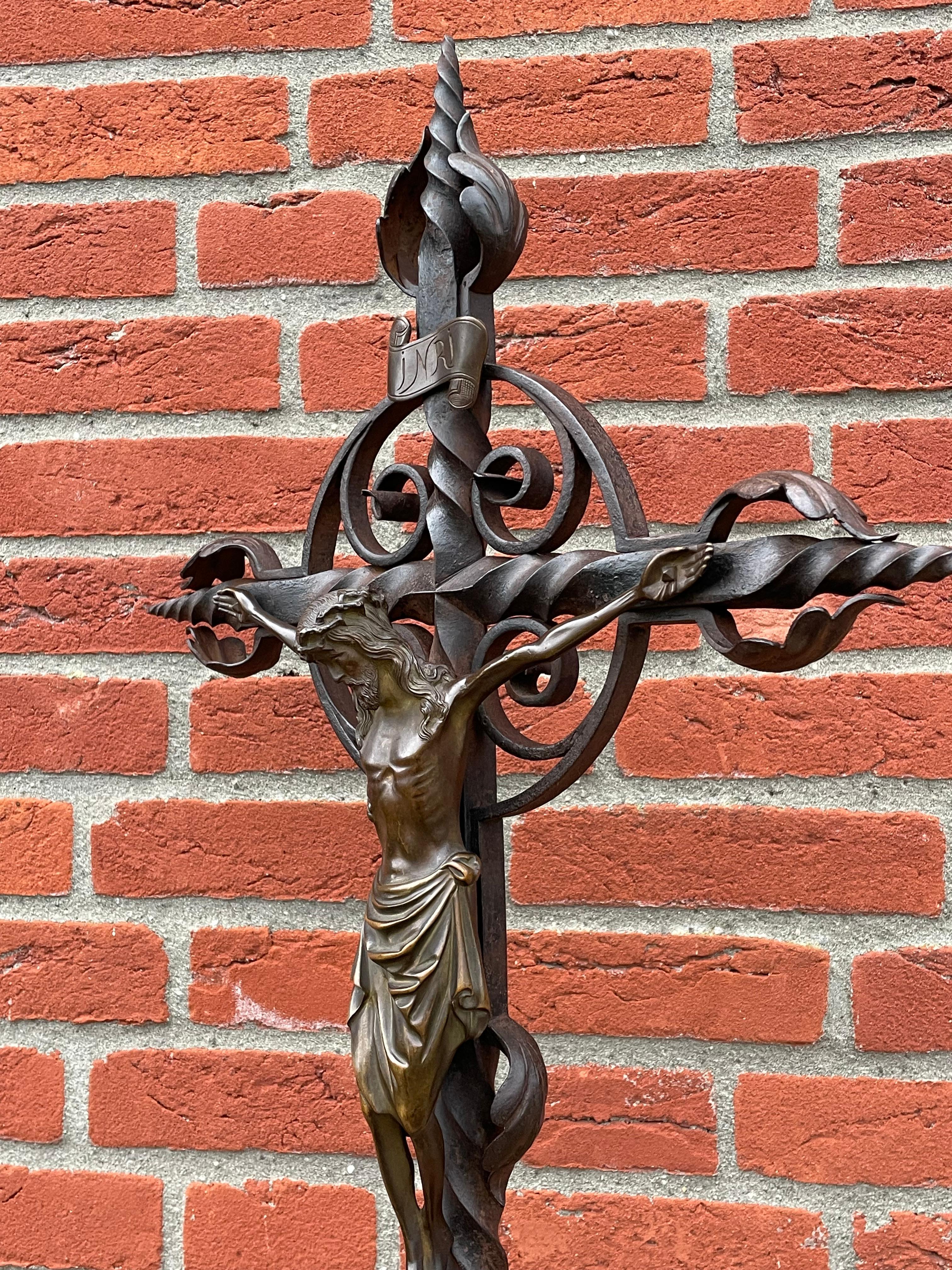 Néo-gothique Crucifix d'autel en fer forgé avec sculpture du Christ en bronze en vente