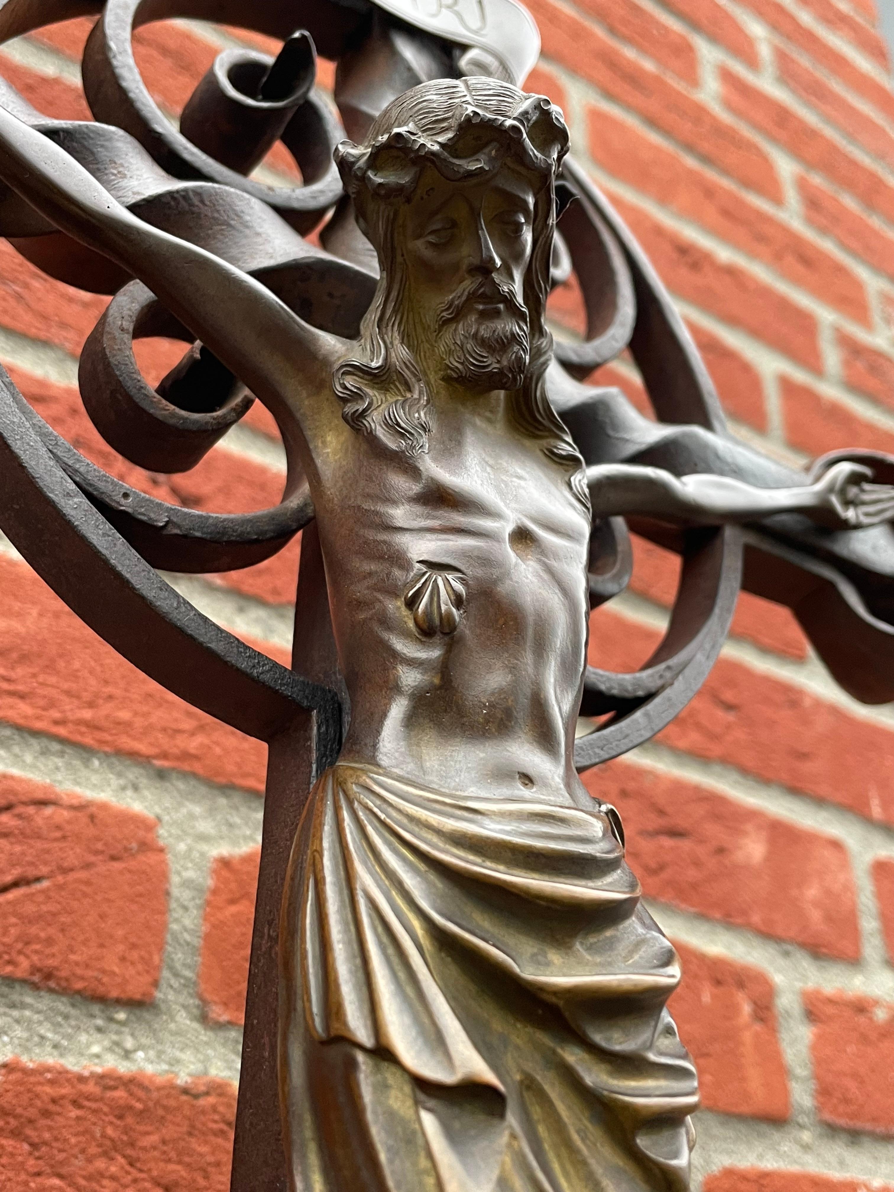 Européen Crucifix d'autel en fer forgé avec sculpture du Christ en bronze en vente