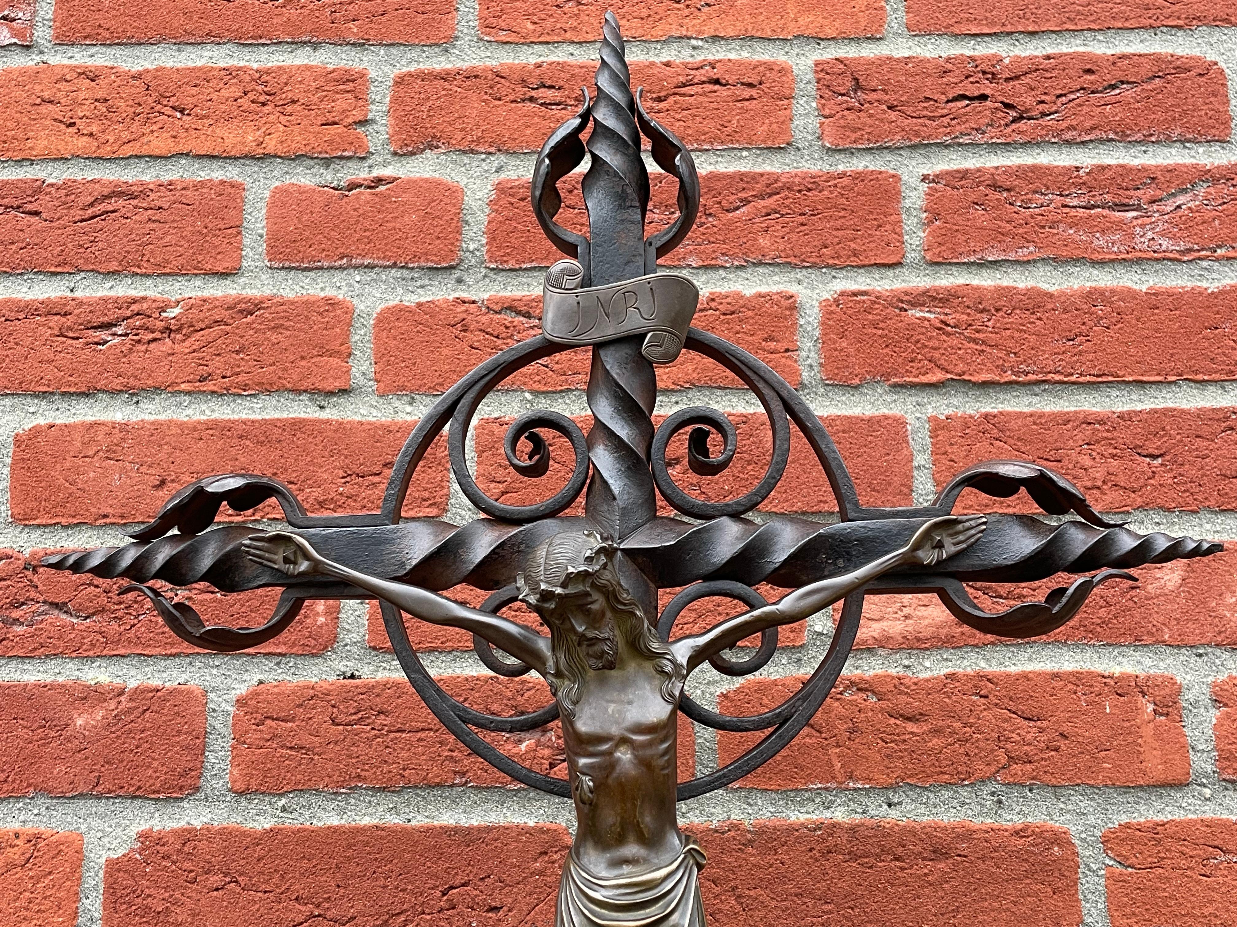 Schmiedeeisernes Altarkreuz mit Drachensockel und Bronzeskulptur des Christus aus der Gotik im Zustand „Hervorragend“ im Angebot in Lisse, NL