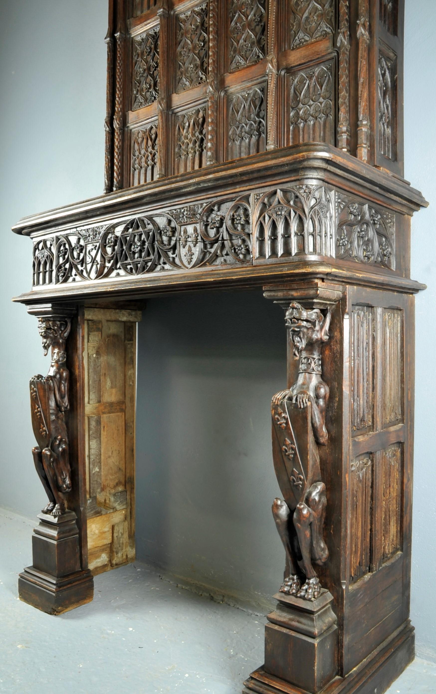 GOTHIC Fireplace  Fine, Large and Stately,  Oak In Good Condition In Gembloux, BE