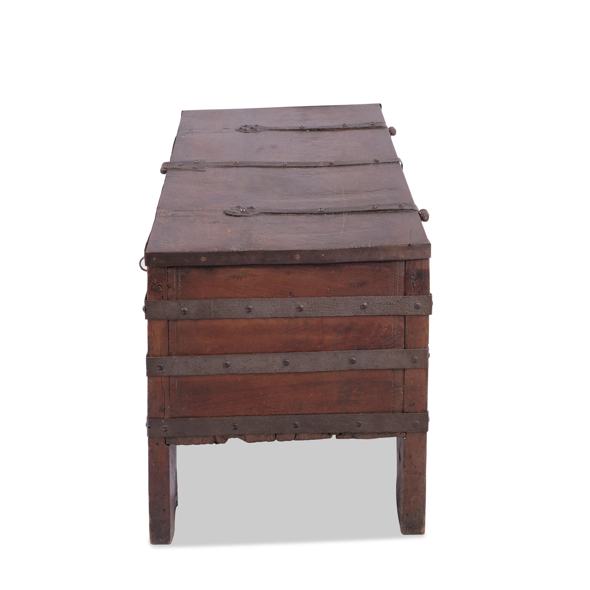 Arqueta gótica de galería frontal, Westfalia hacia 1500 - 1550, roble en venta 6