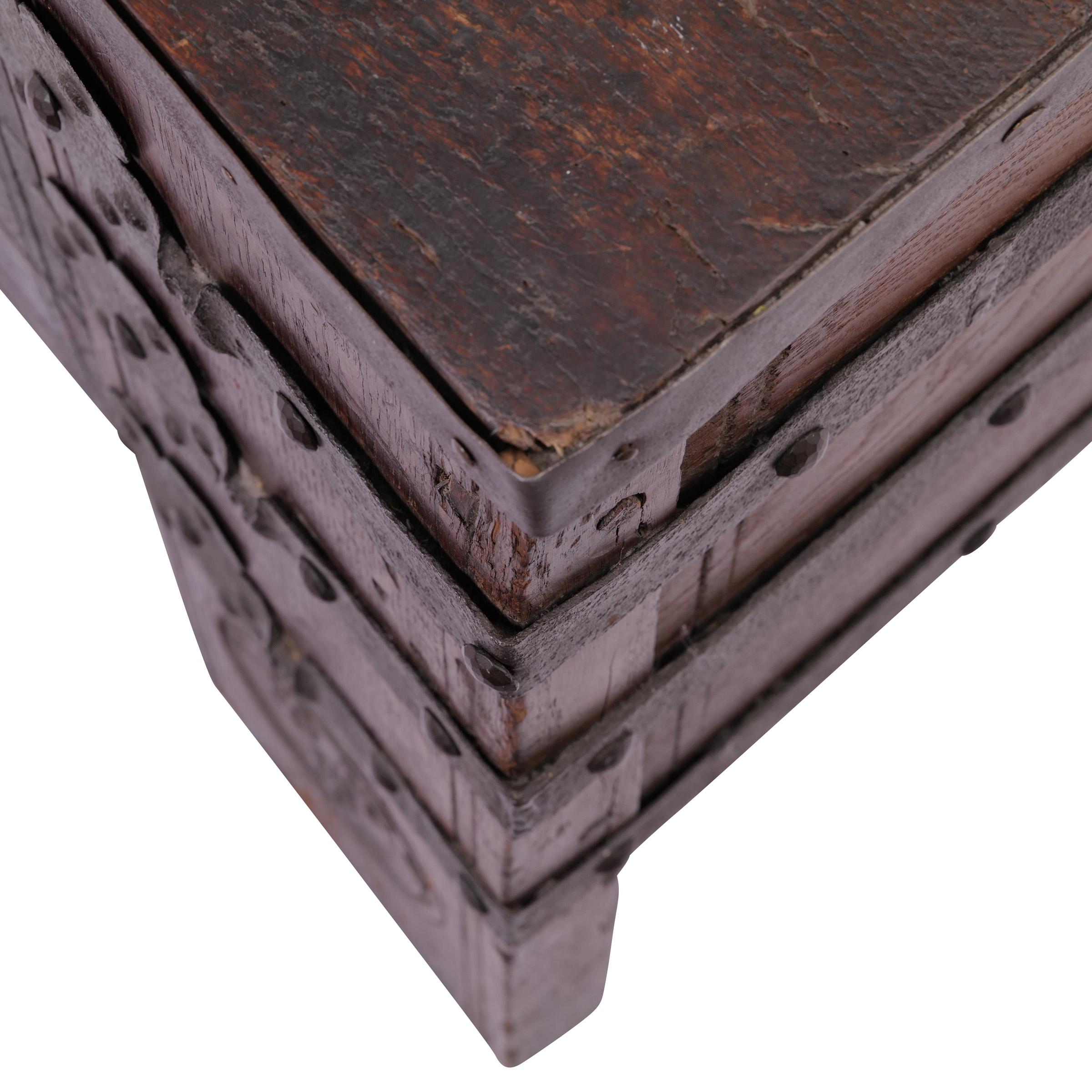 Arqueta gótica de galería frontal, Westfalia hacia 1500 - 1550, roble en venta 10