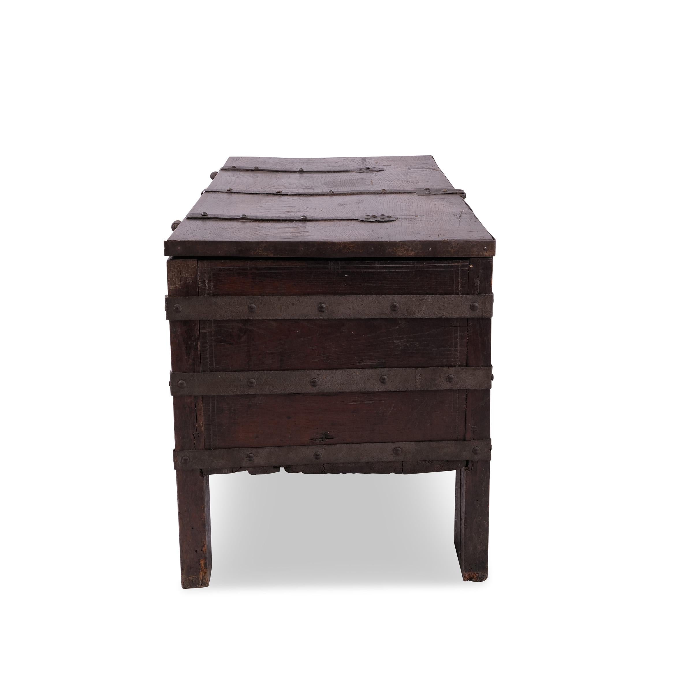 Arqueta gótica de galería frontal, Westfalia hacia 1500 - 1550, roble en venta 11