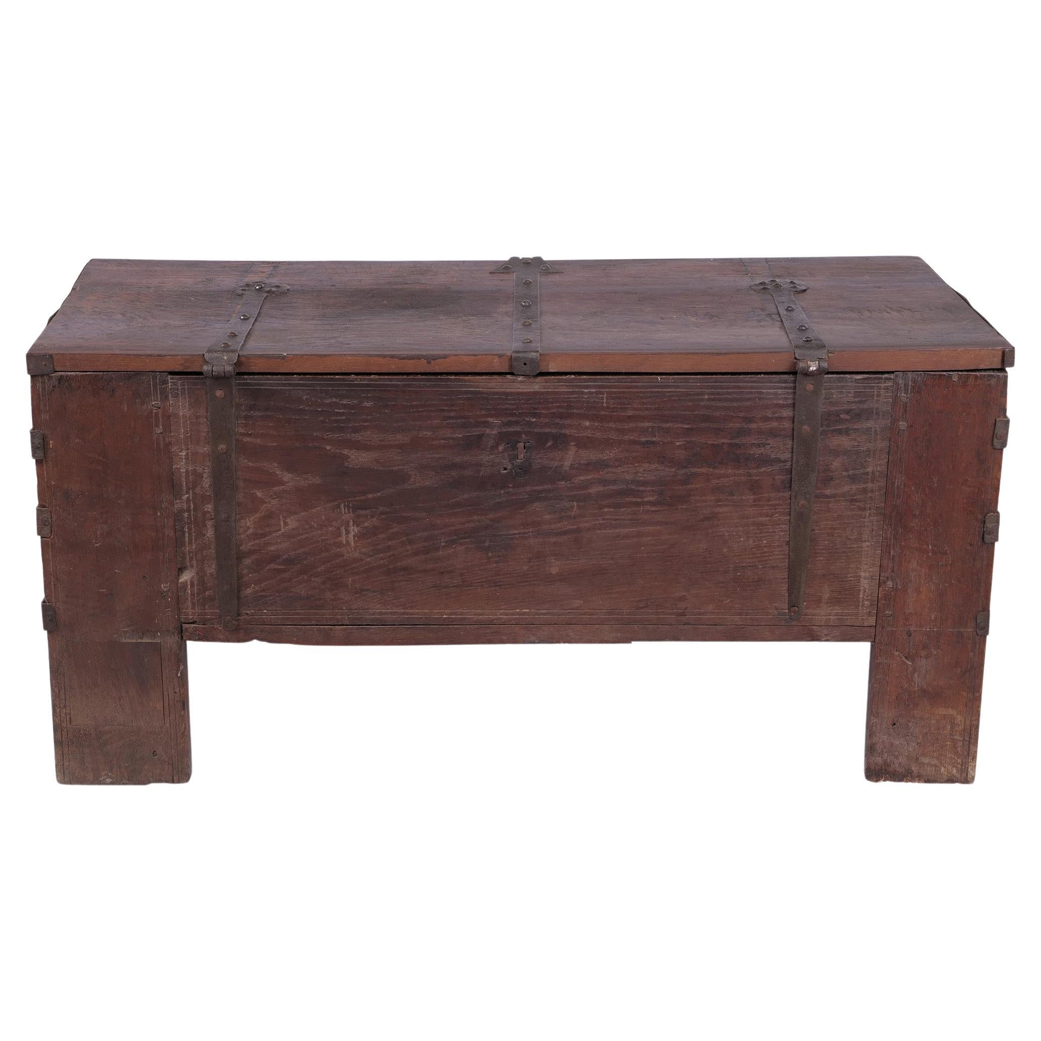 Arcón gótico de galería frontal, Westfalia hacia 1500 - 1550, bandas de hierro forjado, cuerpo cuadrado de roble, parcialmente tallado. Llave monumental en forma de estrella con llave original, pies en la parte delantera con rosetas de escudo