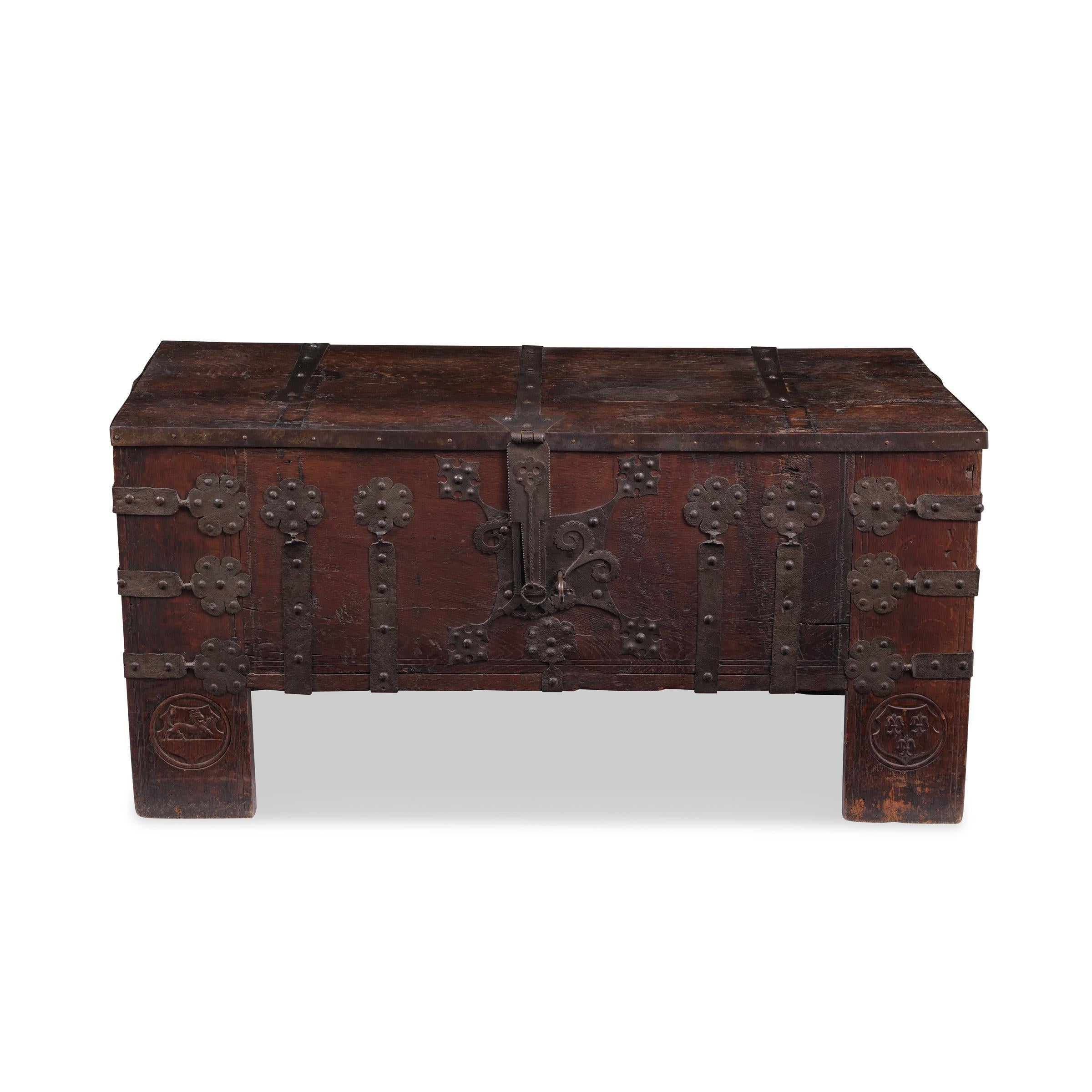 Arqueta gótica de galería frontal, Westfalia hacia 1500 - 1550, roble Gótico en venta