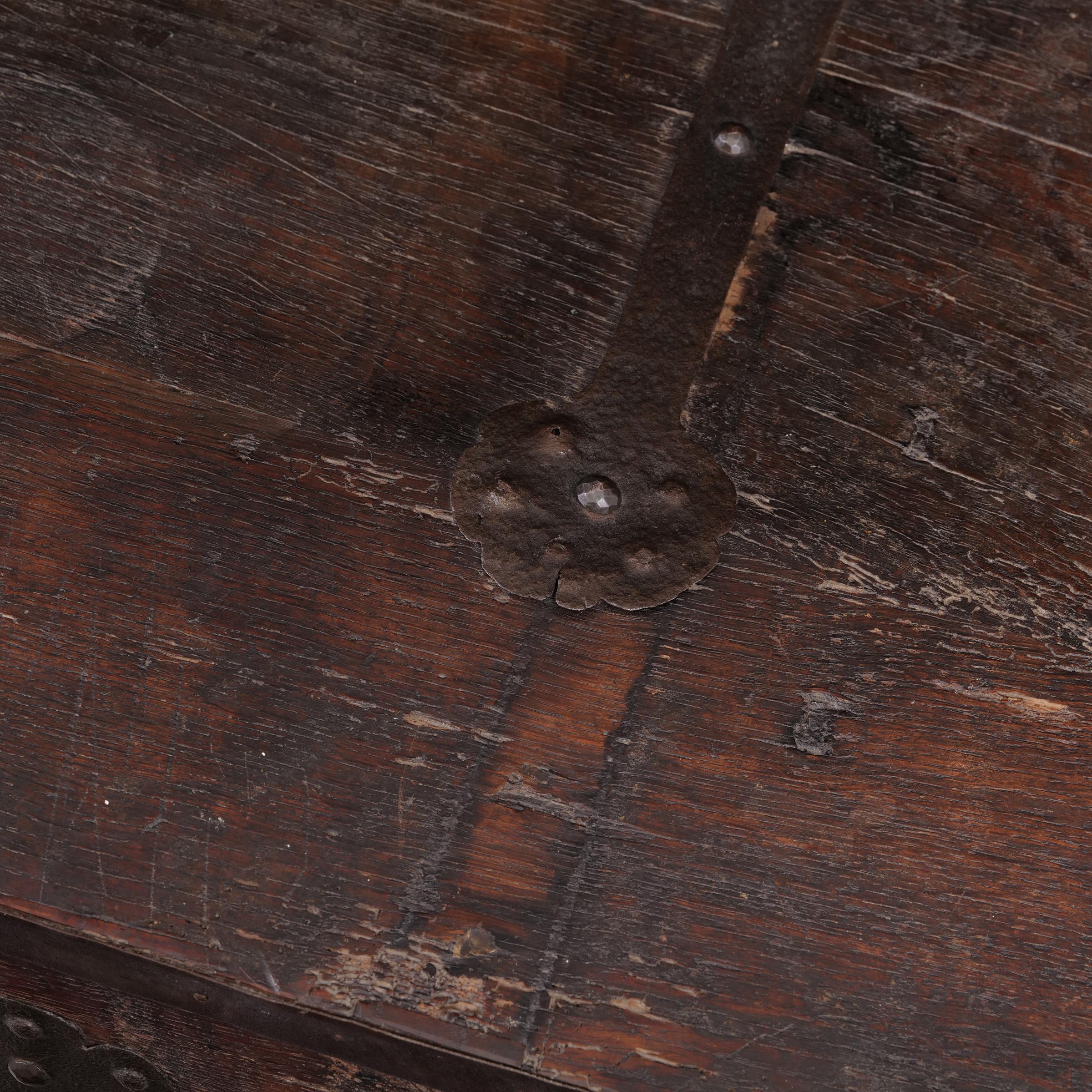 Arqueta gótica de galería frontal, Westfalia hacia 1500 - 1550, roble Tallado a mano en venta