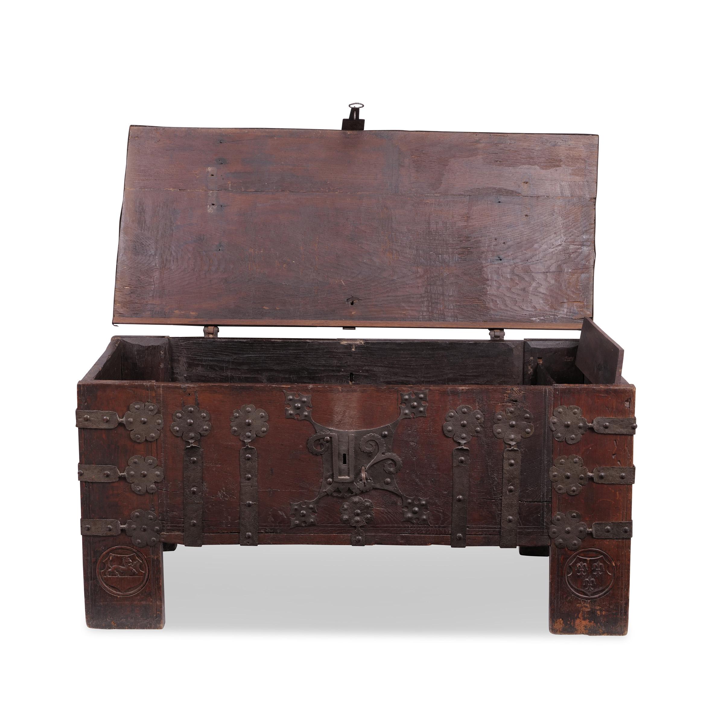 Arqueta gótica de galería frontal, Westfalia hacia 1500 - 1550, roble siglo XVIII y antes en venta