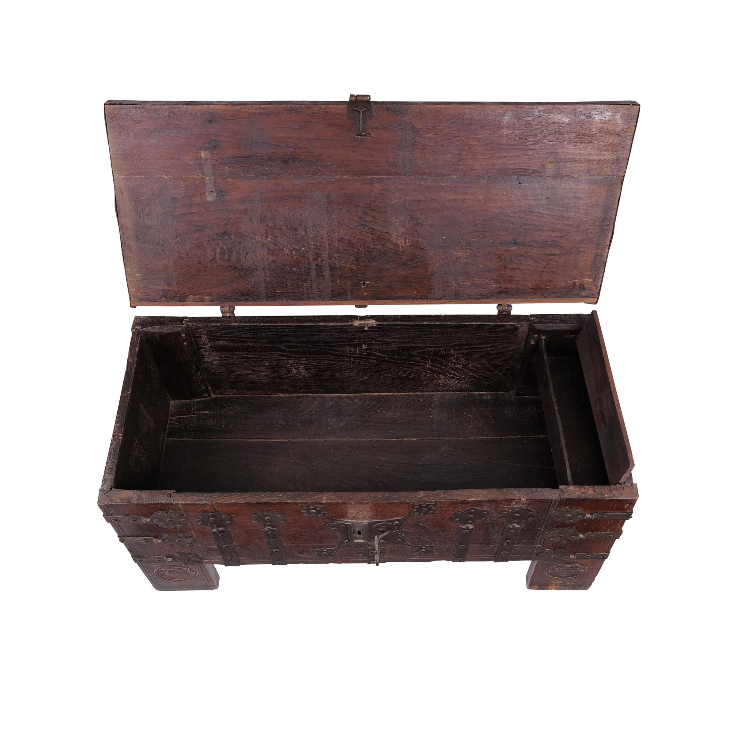 Arqueta gótica de galería frontal, Westfalia hacia 1500 - 1550, roble en venta 1