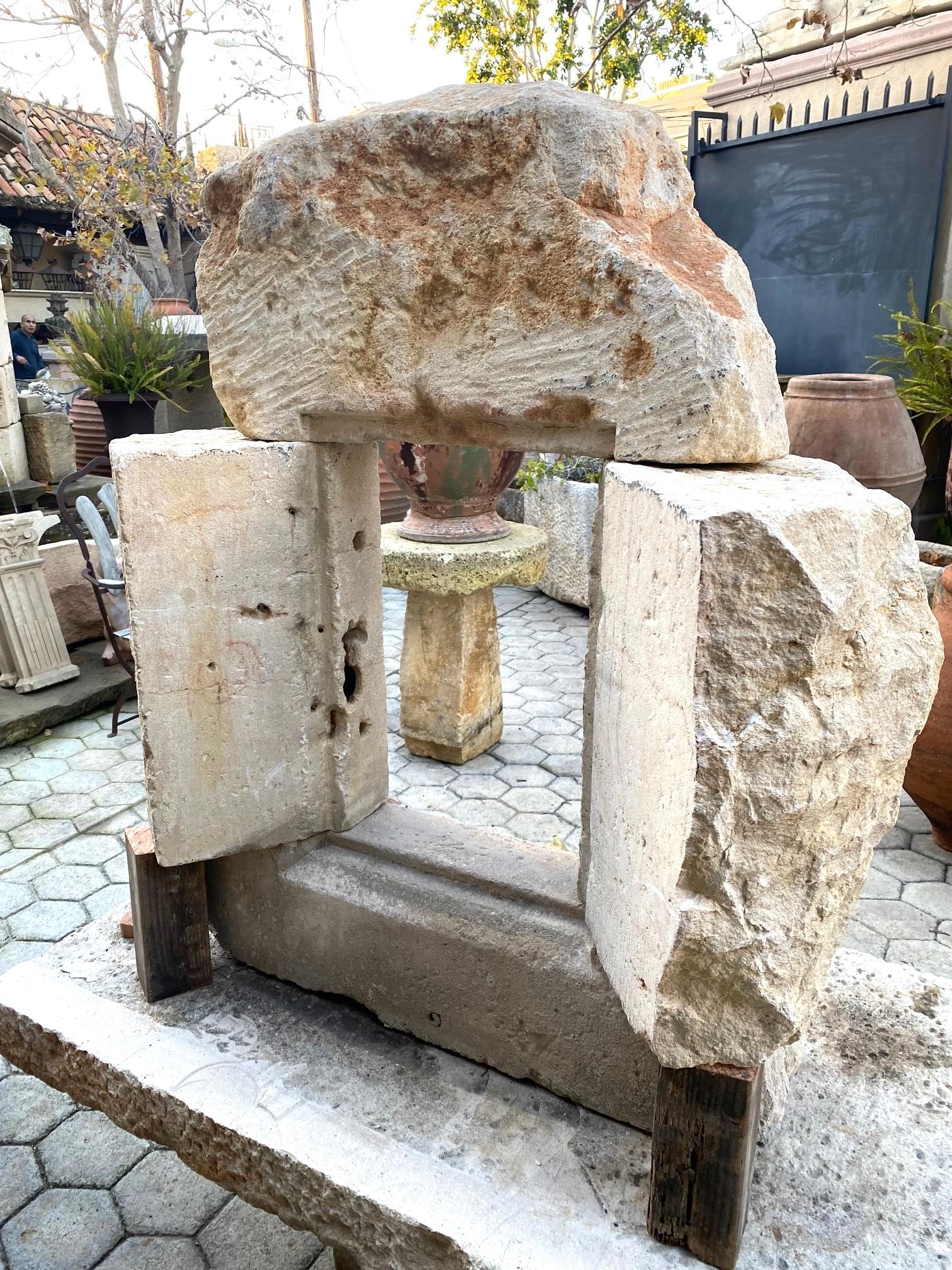 Idée de fontaine murale Gothic Hand Carved Stone Surround Architectural Element Wall Mount Fountain en vente 7