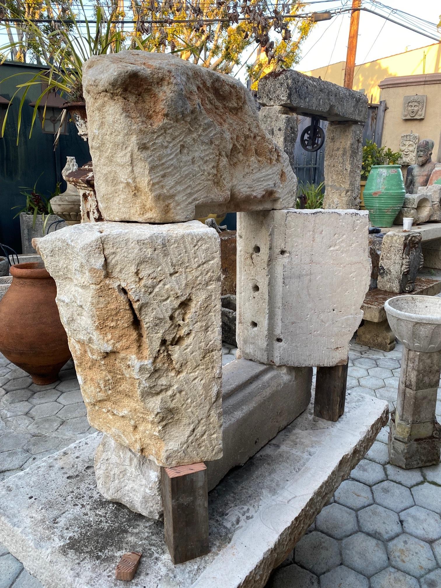 Idée de fontaine murale Gothic Hand Carved Stone Surround Architectural Element Wall Mount Fountain en vente 8