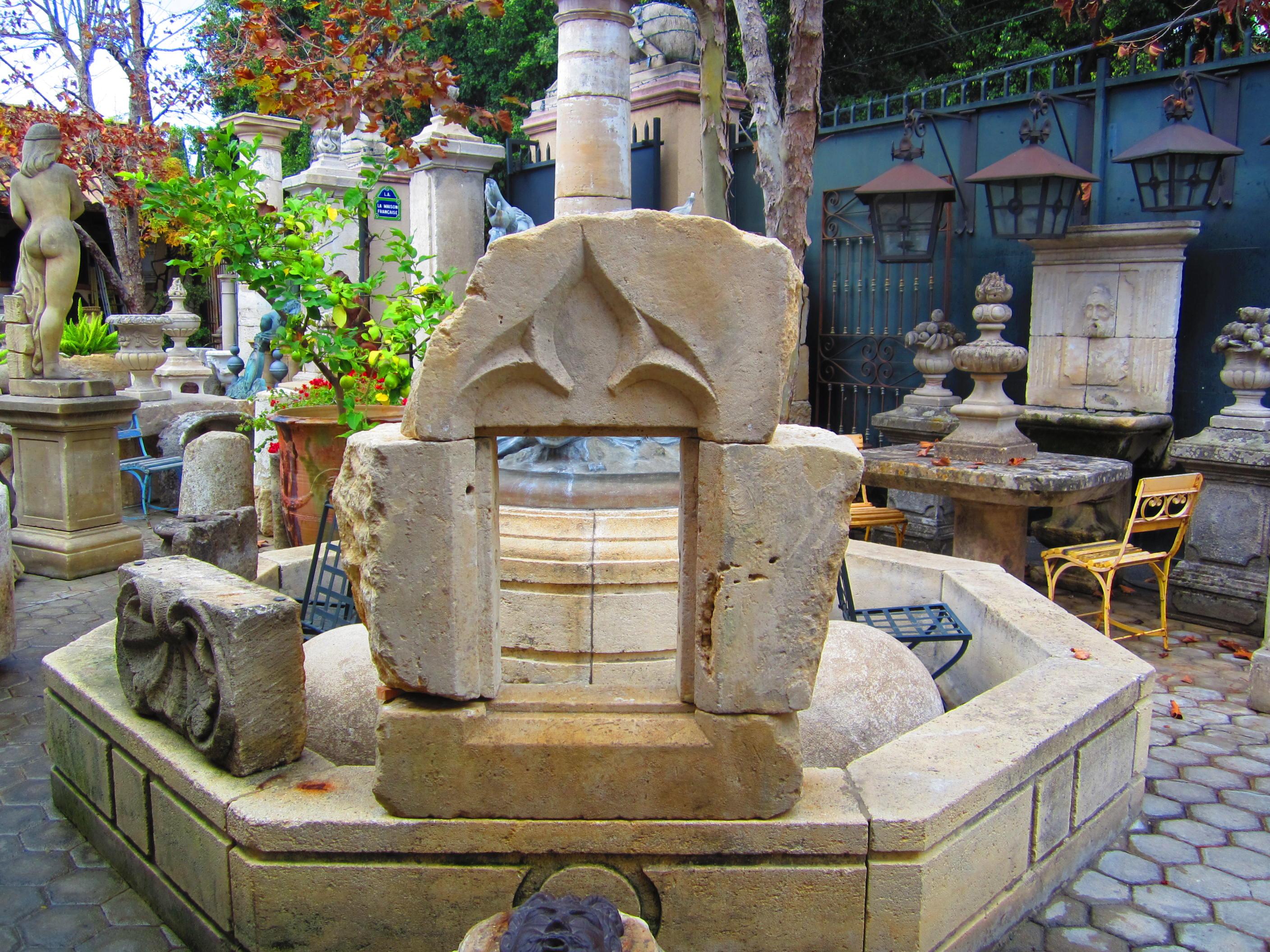 Gothic Hand Carround Stone Architectural Element Wall Mount Fountain Idea . Magnifique et rare élément architectural gothique du XVe siècle entourant une fenêtre en pierre sculptée. Elle peut être montée sur un mur de jardin avec un joli masque de