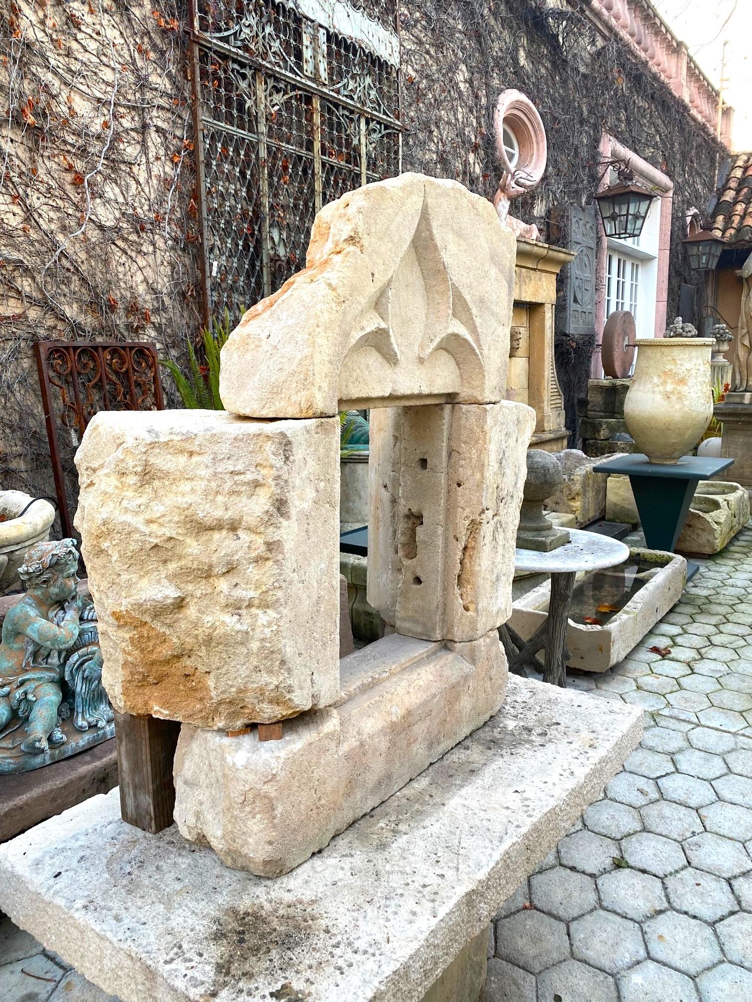 Gothique Idée de fontaine murale Gothic Hand Carved Stone Surround Architectural Element Wall Mount Fountain en vente