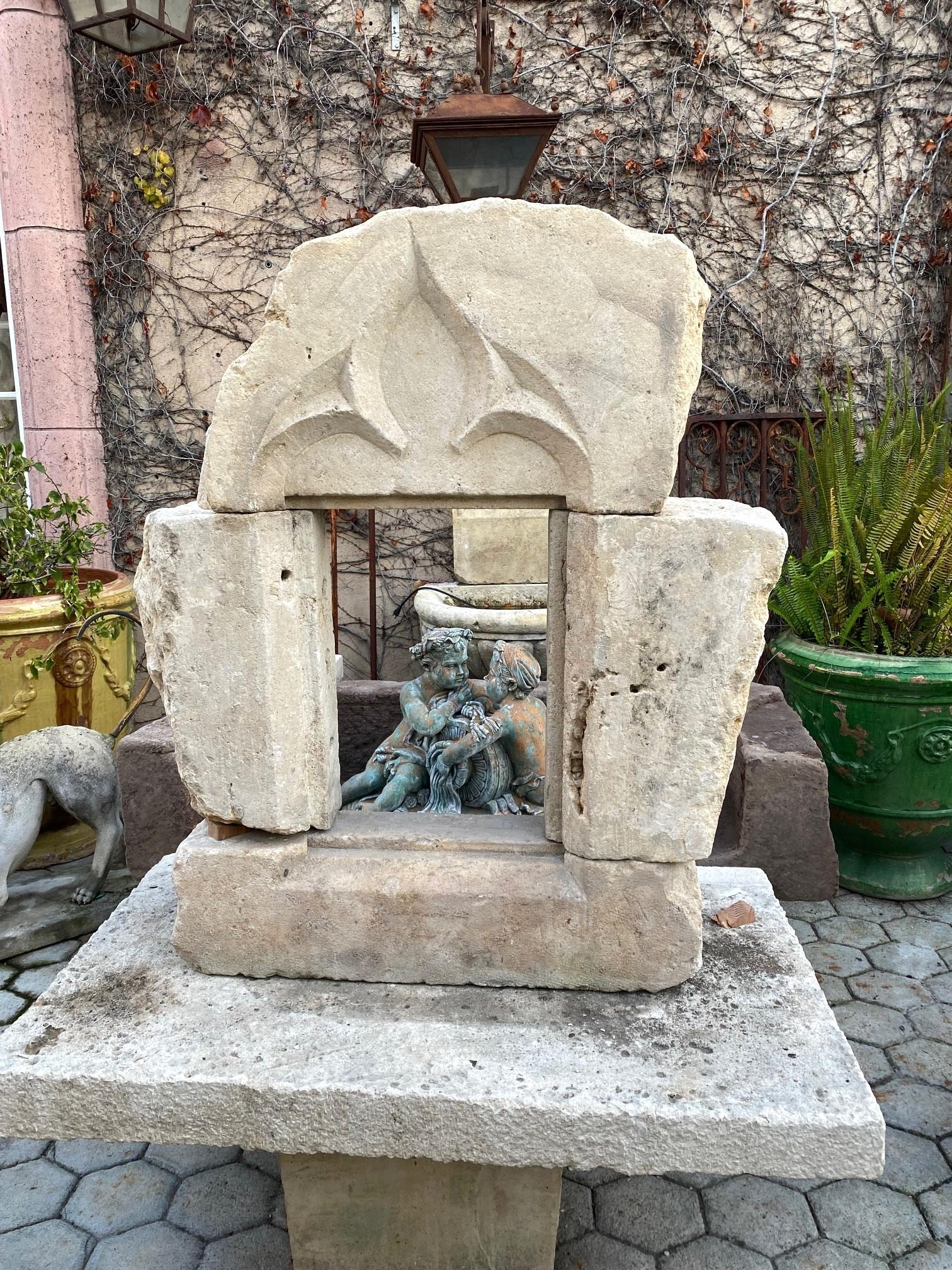 Sculpté à la main Idée de fontaine murale Gothic Hand Carved Stone Surround Architectural Element Wall Mount Fountain en vente