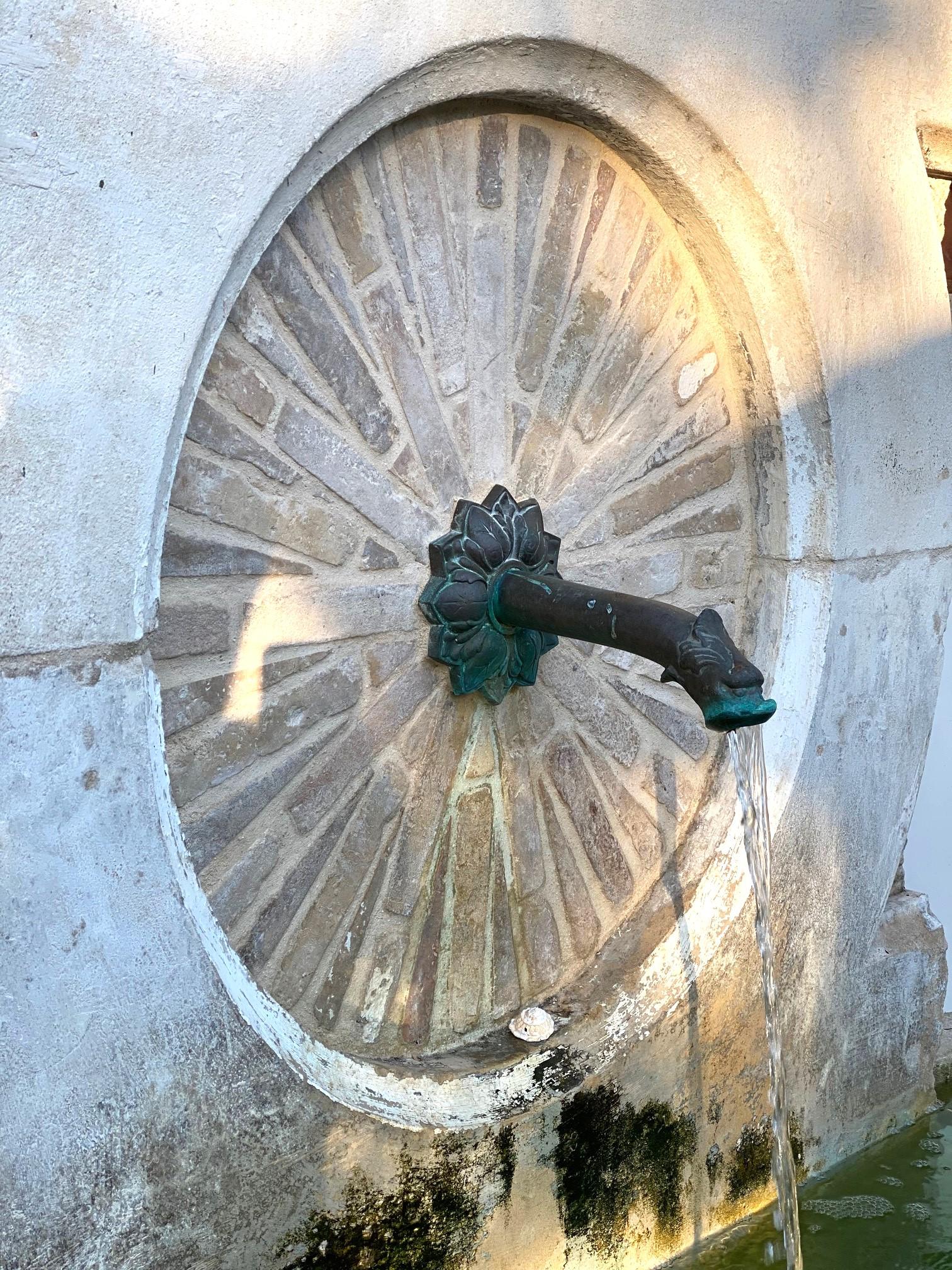 XVIIIe siècle et antérieur Idée de fontaine murale Gothic Hand Carved Stone Surround Architectural Element Wall Mount Fountain en vente