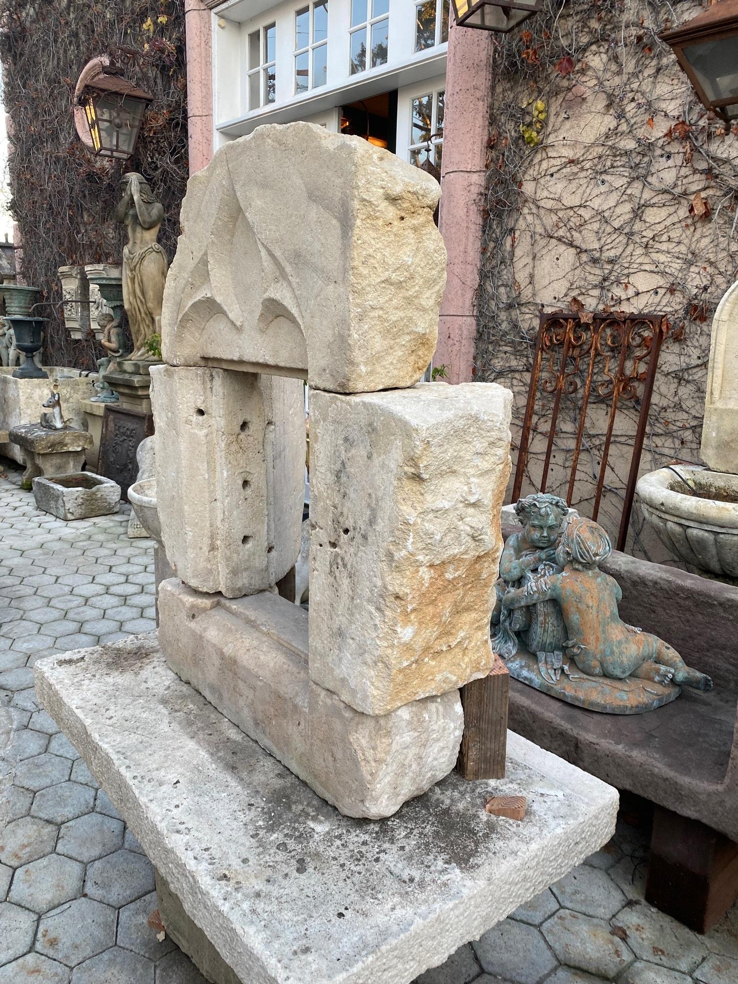 Idée de fontaine murale Gothic Hand Carved Stone Surround Architectural Element Wall Mount Fountain en vente 1