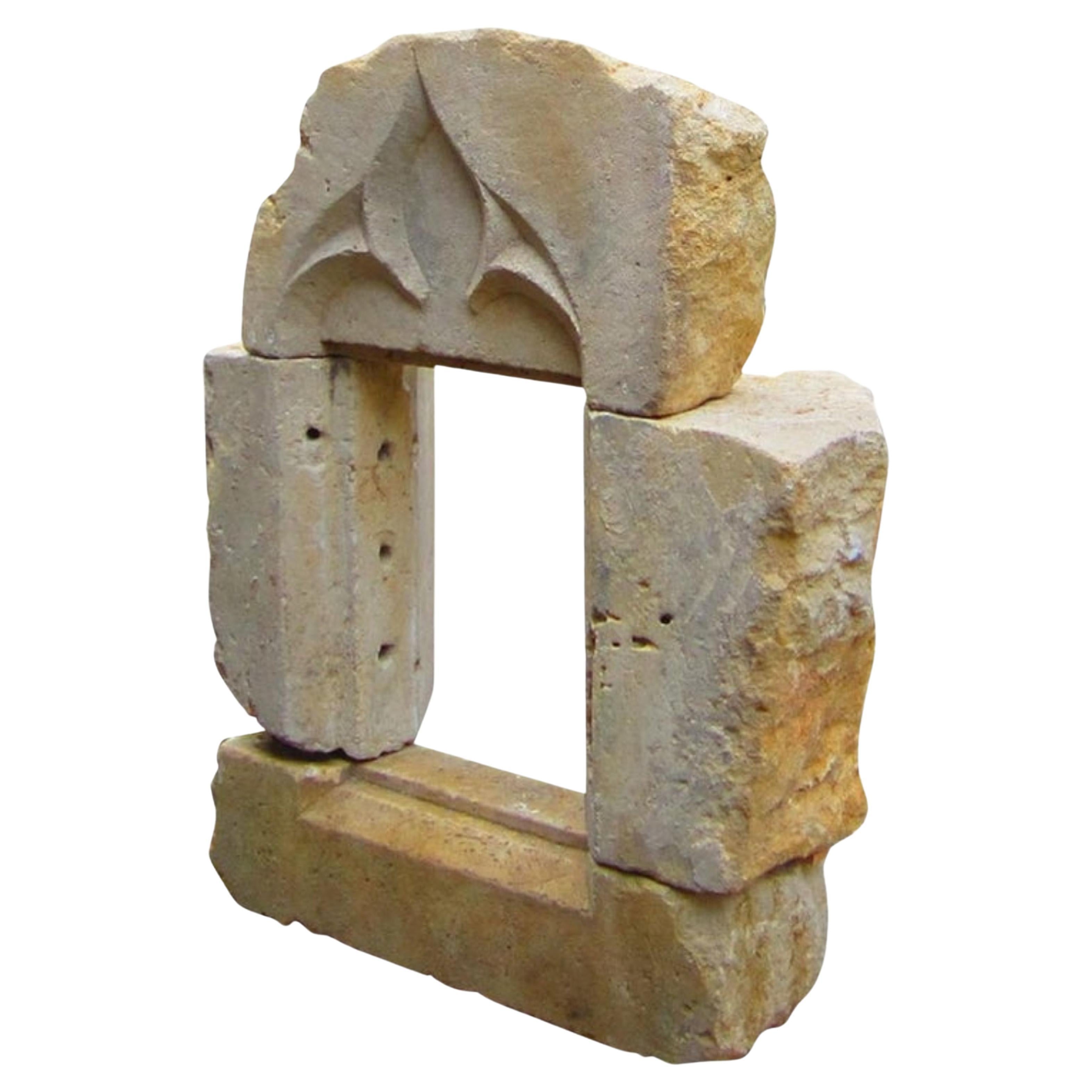 Gotisches handgeschnitztes architektonisches Element mit Steinumrandung, Wandbrunnen Idea