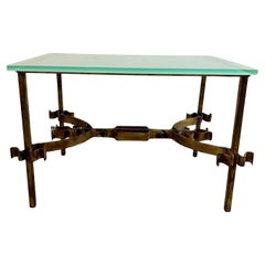Mesa de centro rectangular de hierro dorado con volutas de cristal gótico Hollywood Regency