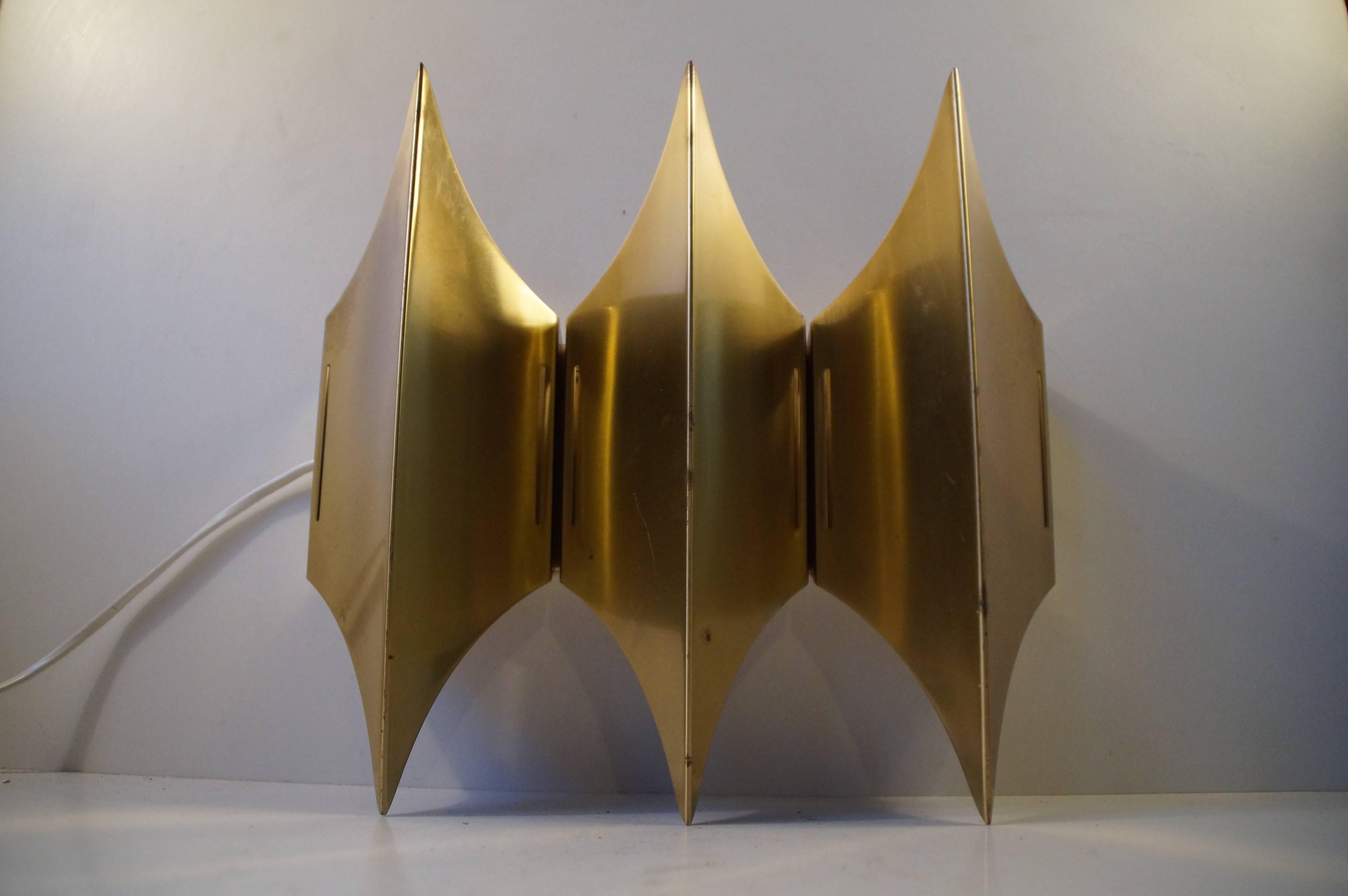 Gotische III-Leuchte, hergestellt von Lyfa, Dänemark, in den 1960er Jahren. Dieses Stück skandinavischen Designs ist aus gebürstetem, massivem Messing gefertigt, das die drei horizontalen Wappen betont. Der Wandleuchter erinnert an die europäische
