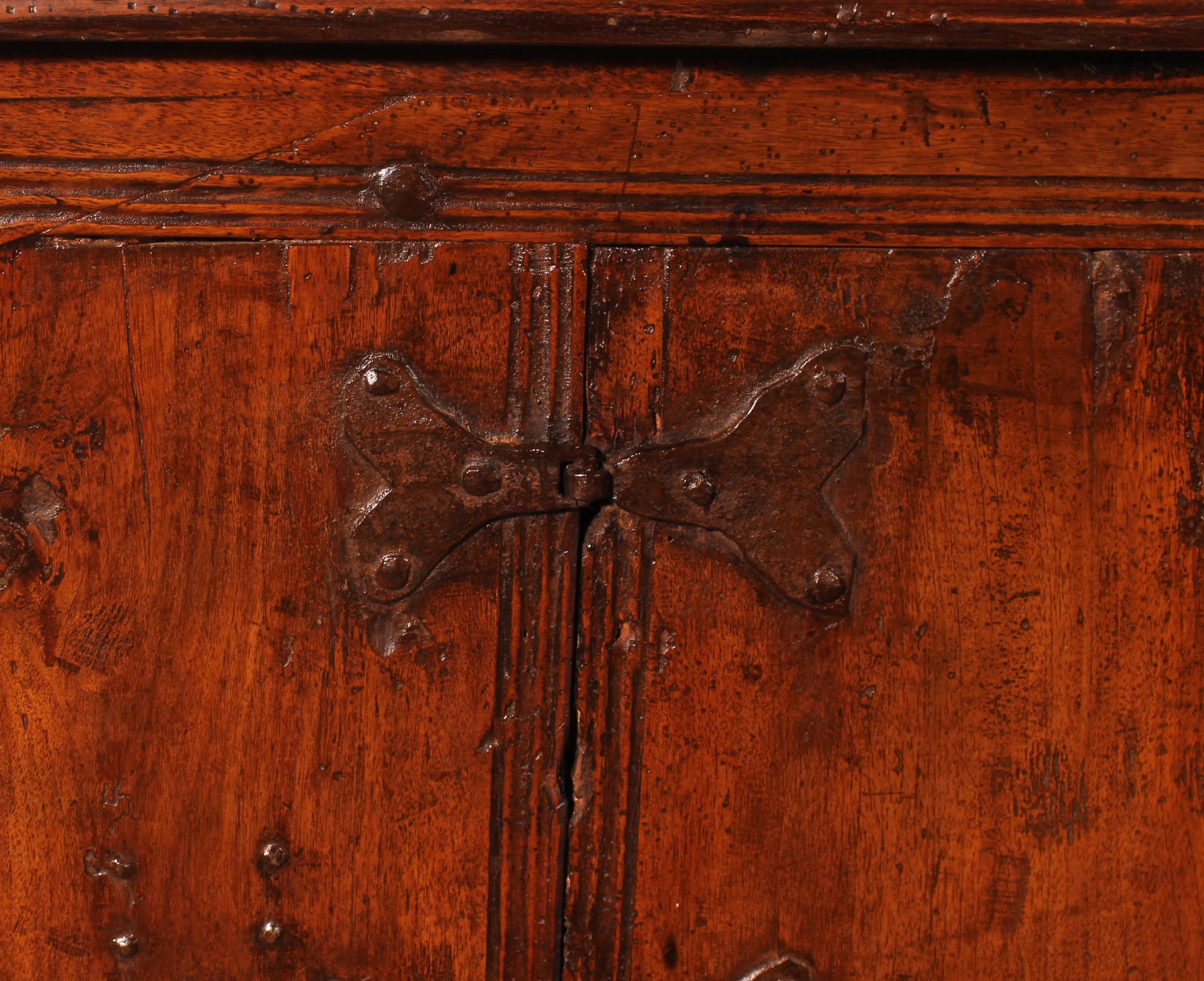 Gothic Influence Credenza - 16th Century In Good Condition For Sale In Brussels, Brussels