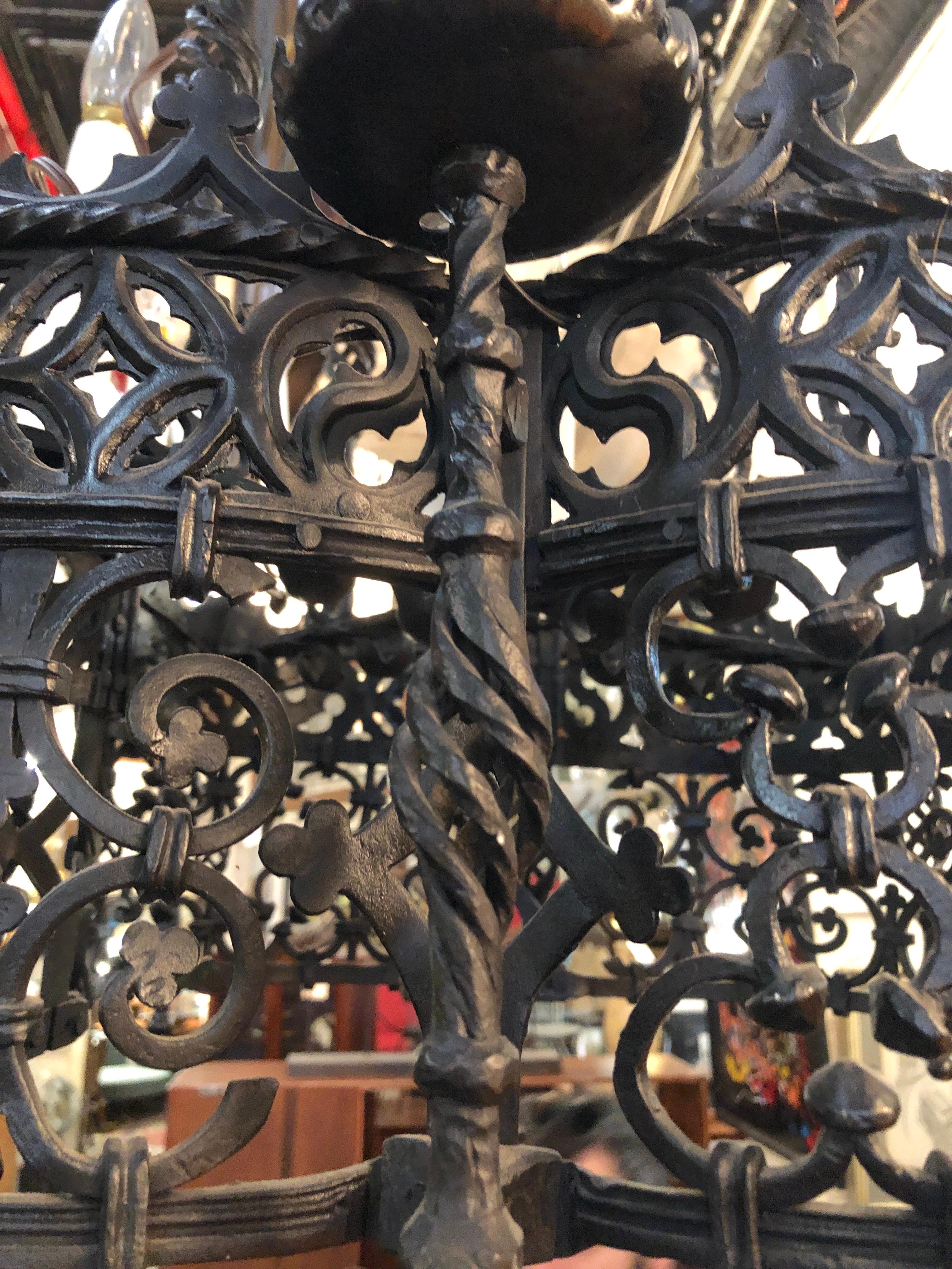 Grande lampadario in ferro battuto in stile gotico con otto prese, quattro sui bracci e quattro incassate. Splendidi lavori in ferro a scorrimento, tra cui teste di gargoyle su ogni braccio.
Si prega di confermare la posizione NY o NJ
