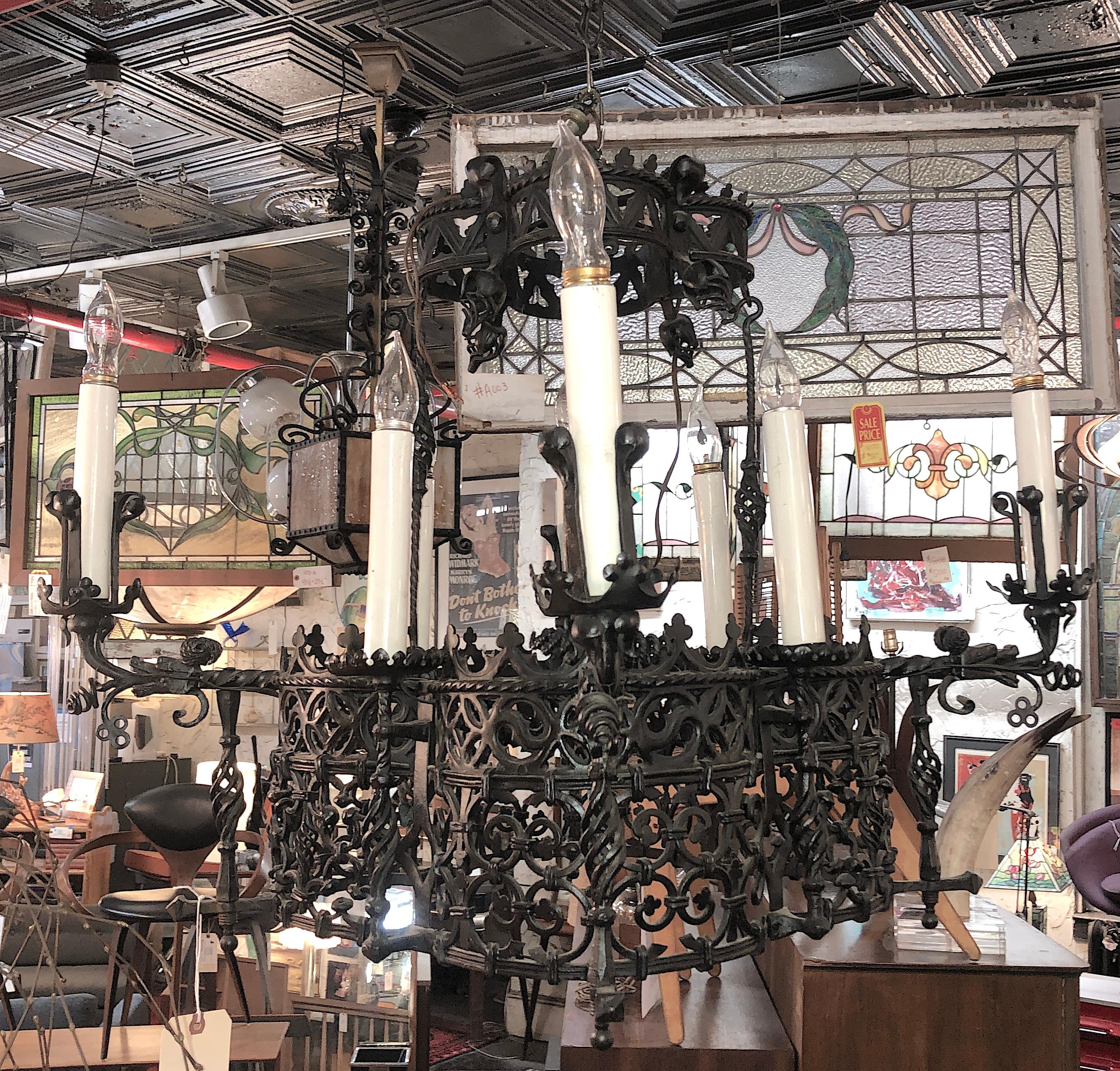 Lampadario gotico in ferro in vendita 1