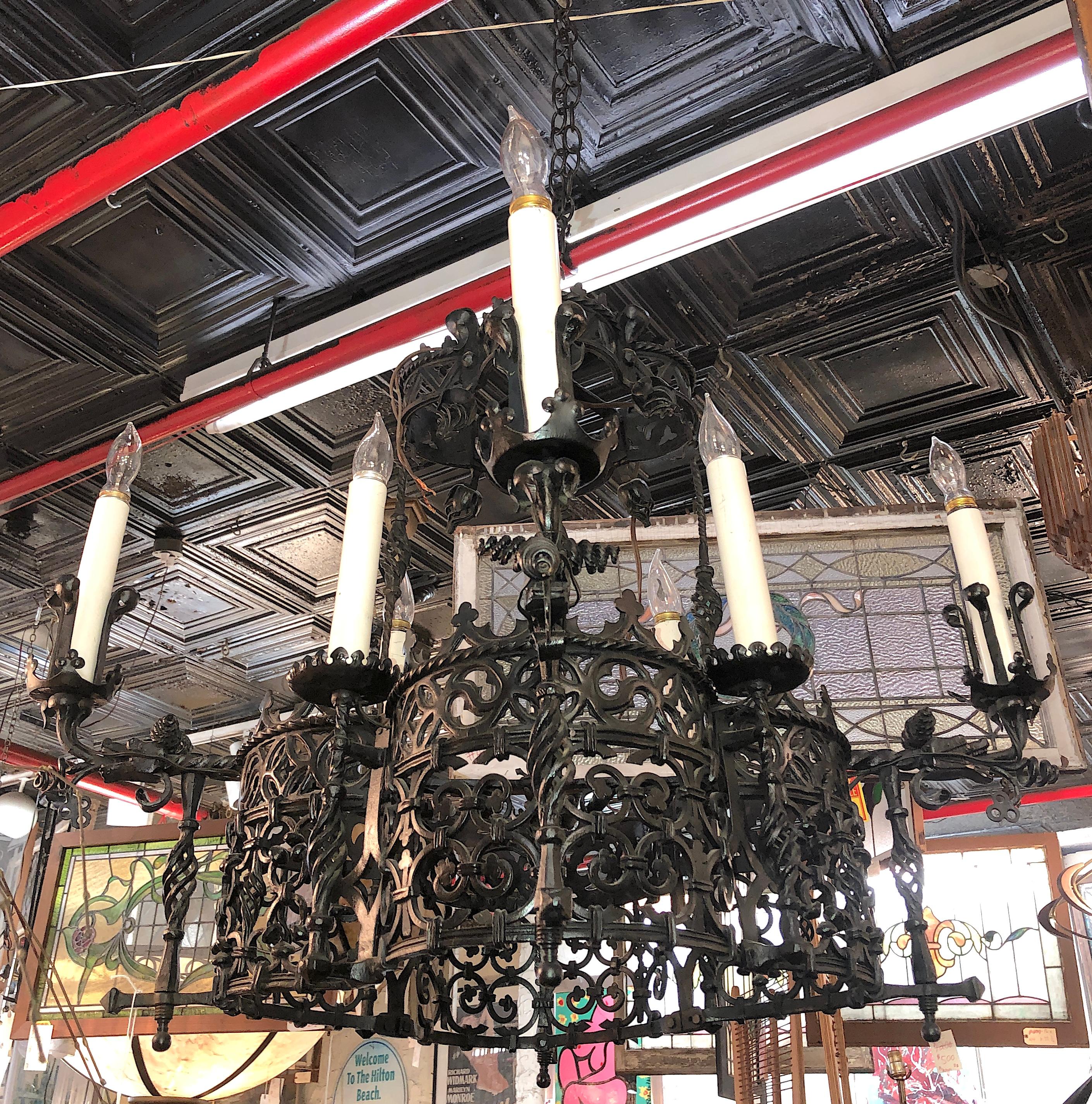 Lampadario gotico in ferro in vendita 2