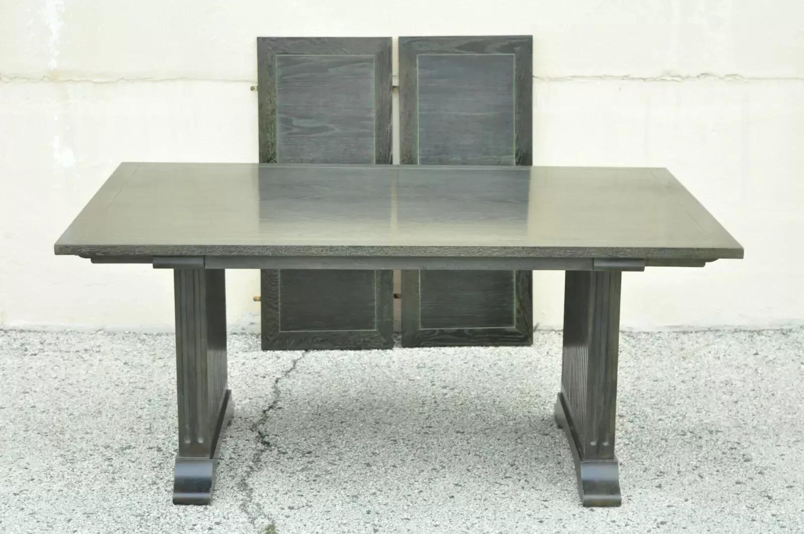 Mesa de comedor de pedestal de roble verde cerúleo estilo gótico vintage James Mont de Enkeboll. El artículo presenta (2) hojas, acabado en roble verde cerúleo, base de doble pedestal con forma de columna pesada de lengüeta, artesanía de calidad,