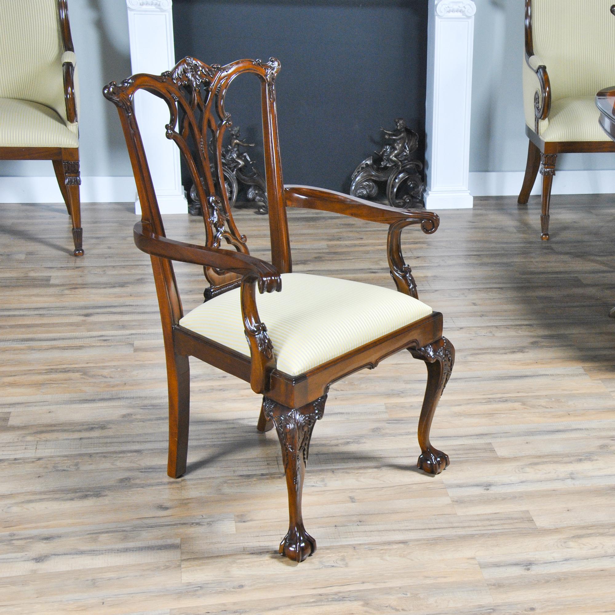 Questo set di 10 sedie Chippendale in mogano gotico comprende 2 poltrone e 8 sedie laterali. Queste eleganti sedie Chippendale hanno una cresta superiore a serpentina con fogliame d'acanto arcuato sopra una spalliera altrettanto intagliata e