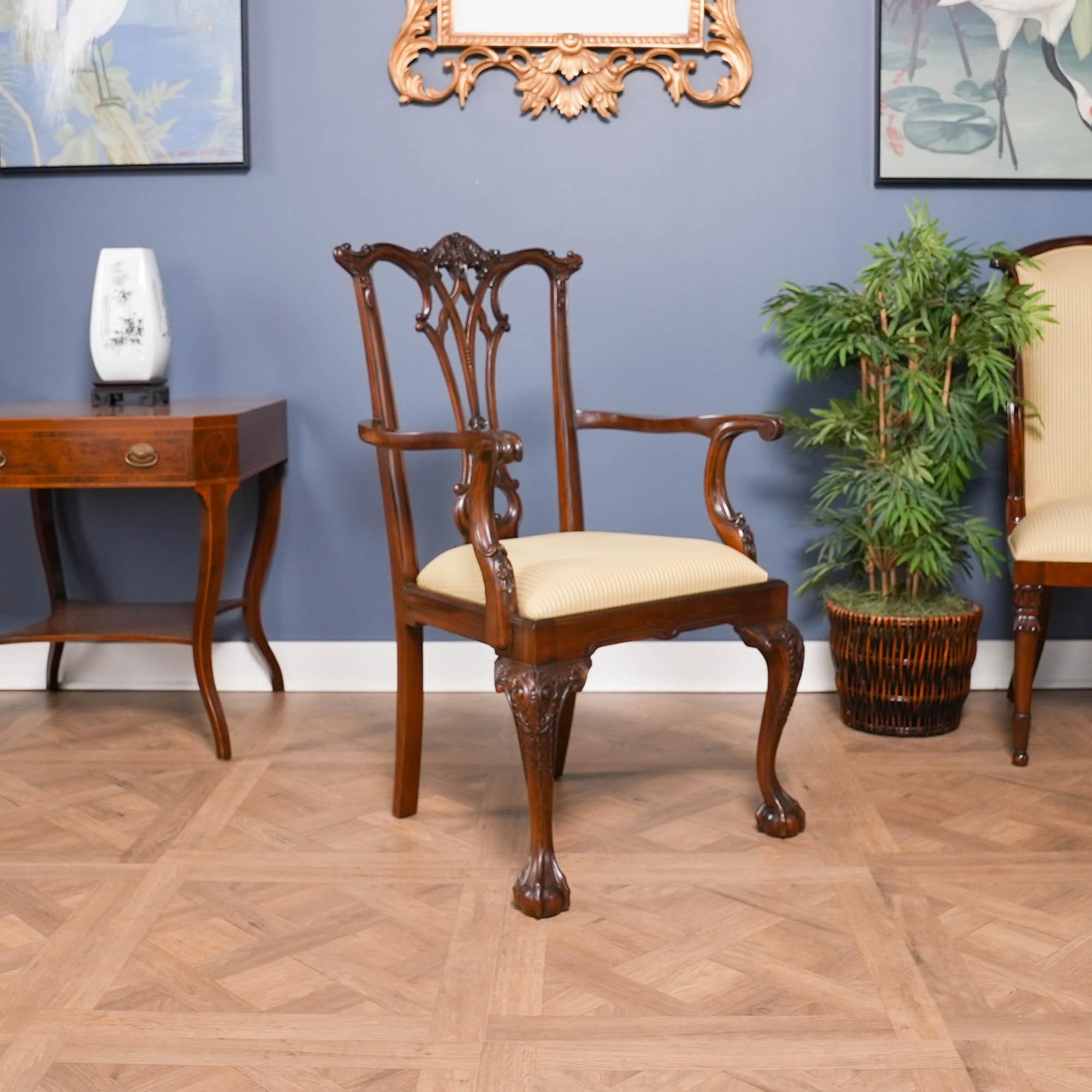 Questo set di 10 sedie Chippendale in mogano gotico comprende 2 poltrone e 8 sedie laterali. Queste eleganti sedie Chippendale hanno una cresta superiore a serpentina con fogliame d'acanto arcuato sopra una spalliera altrettanto intagliata e