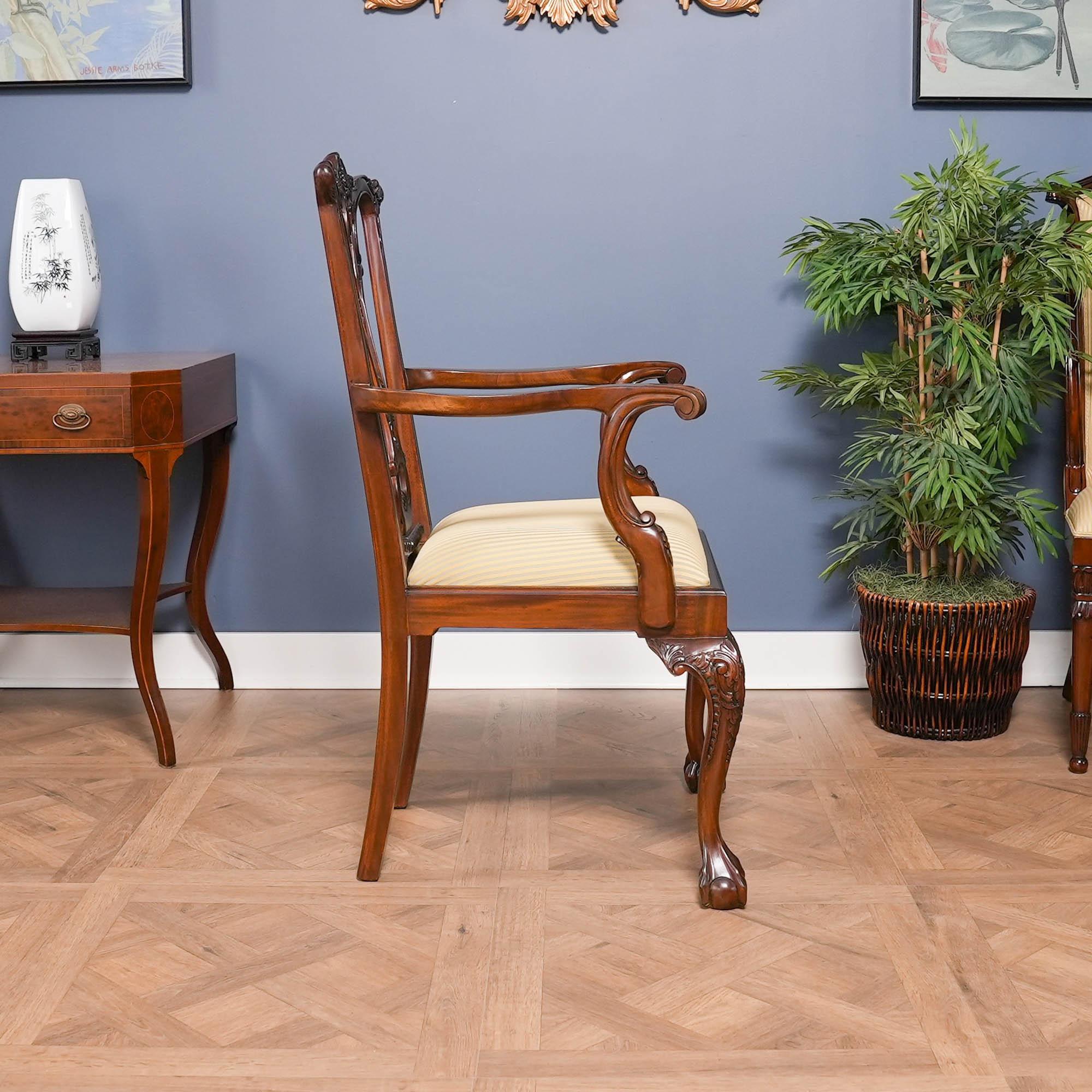 Intagliato a mano Sedie Chippendale gotiche in mogano, set di 10 pezzi in vendita