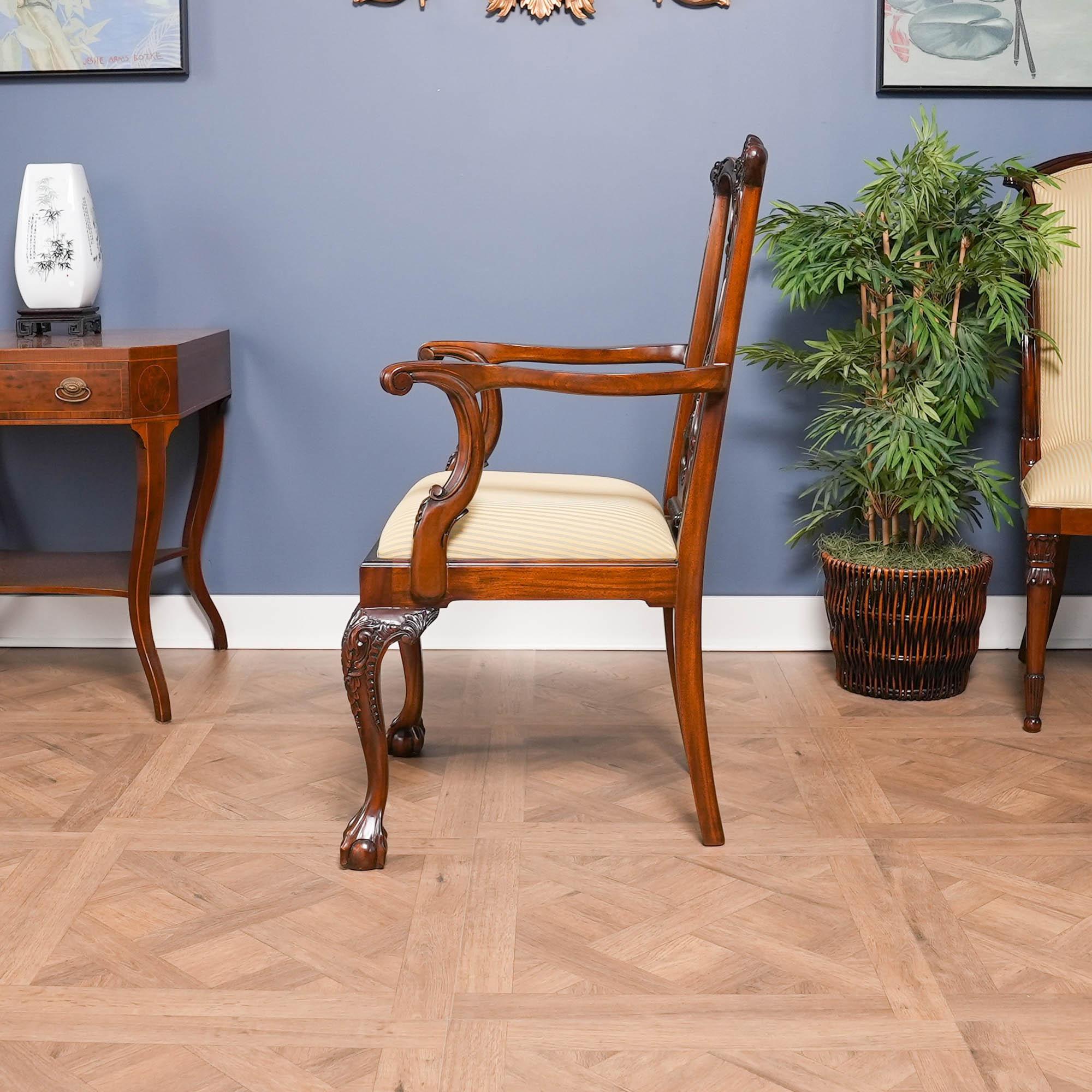 XXI secolo e contemporaneo Sedie Chippendale gotiche in mogano, set di 10 pezzi in vendita