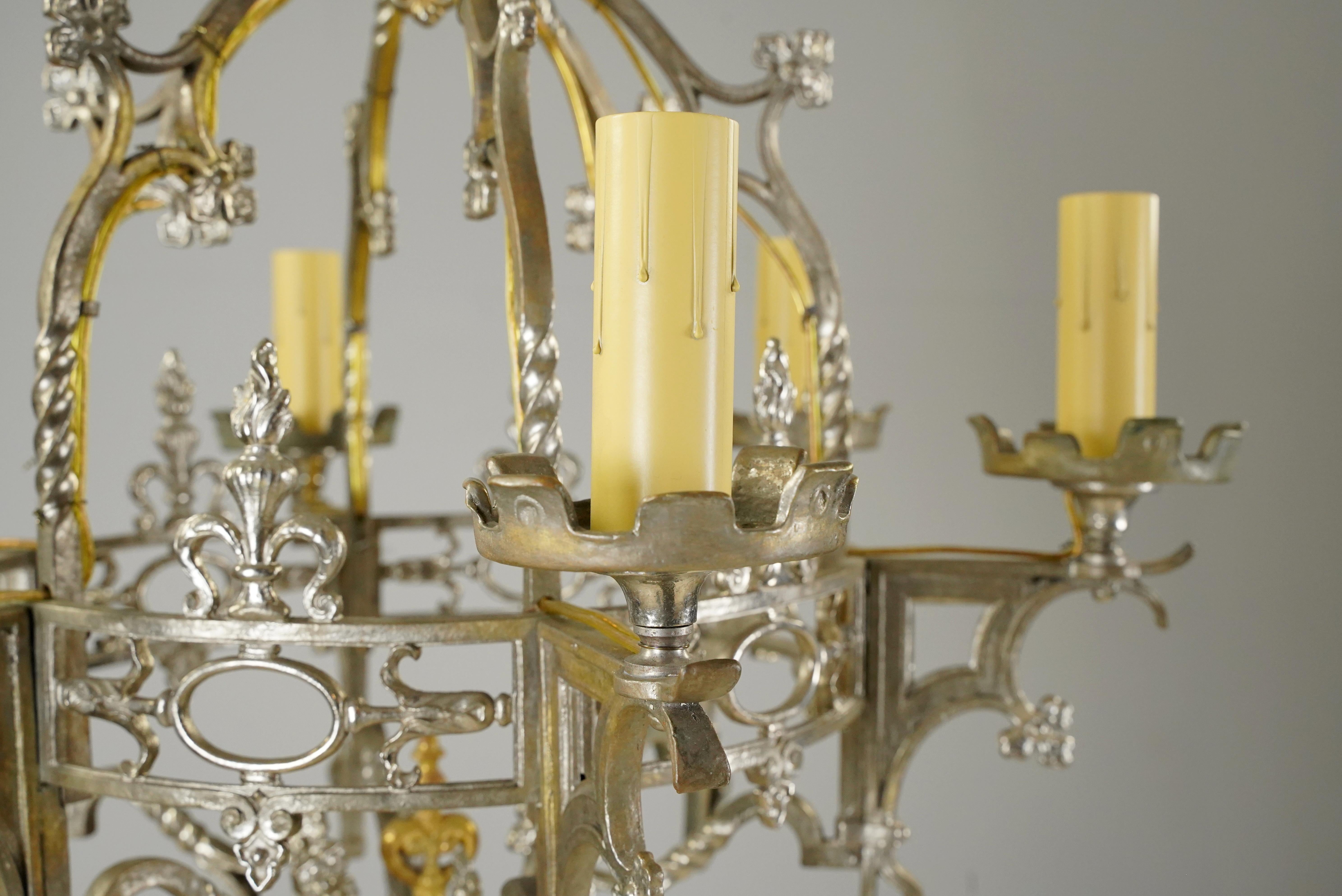 Lampadario gotico a 6 bracci in bronzo nichelato in vendita 2