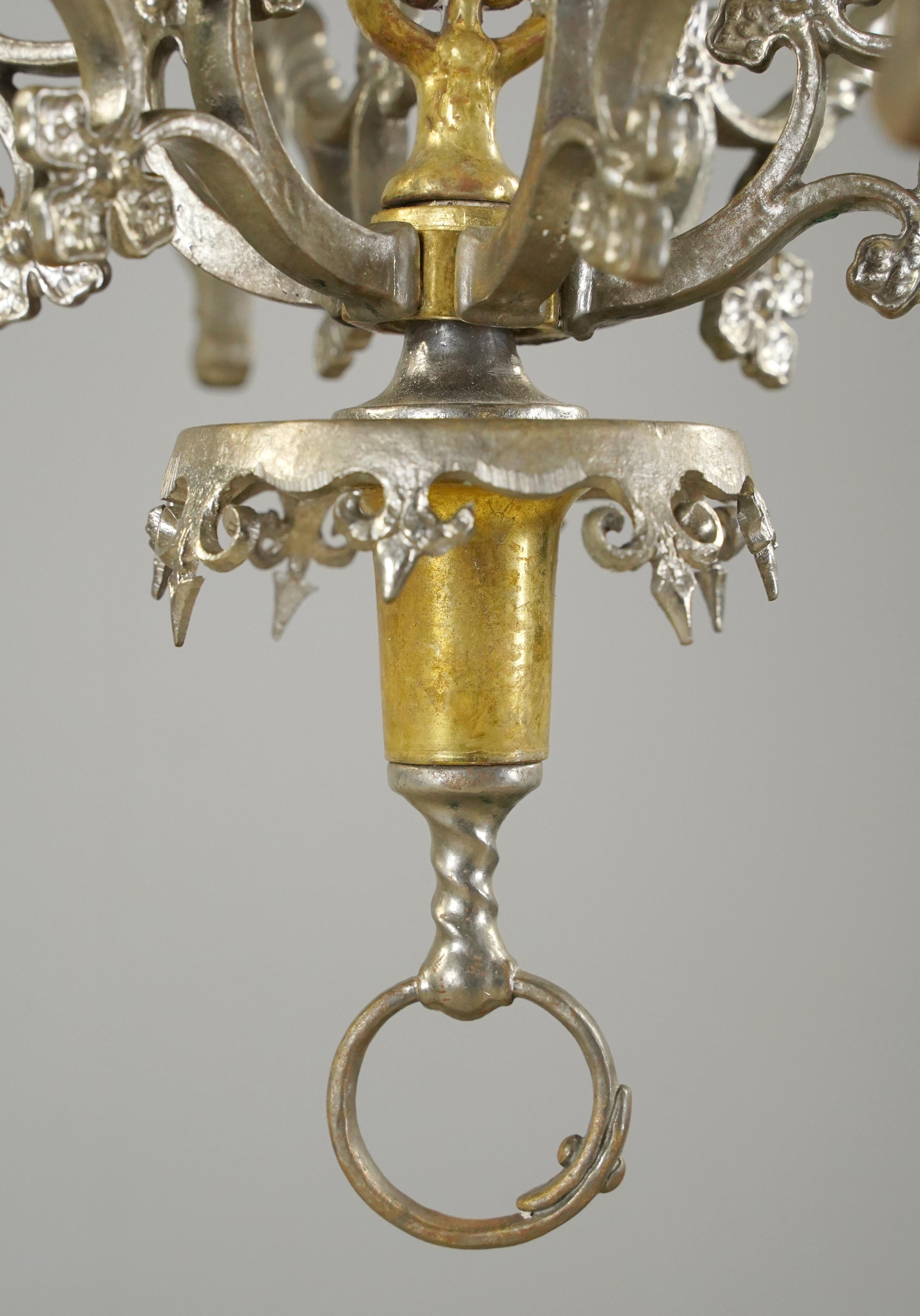 Lampadario gotico a 6 bracci in bronzo nichelato in vendita 8