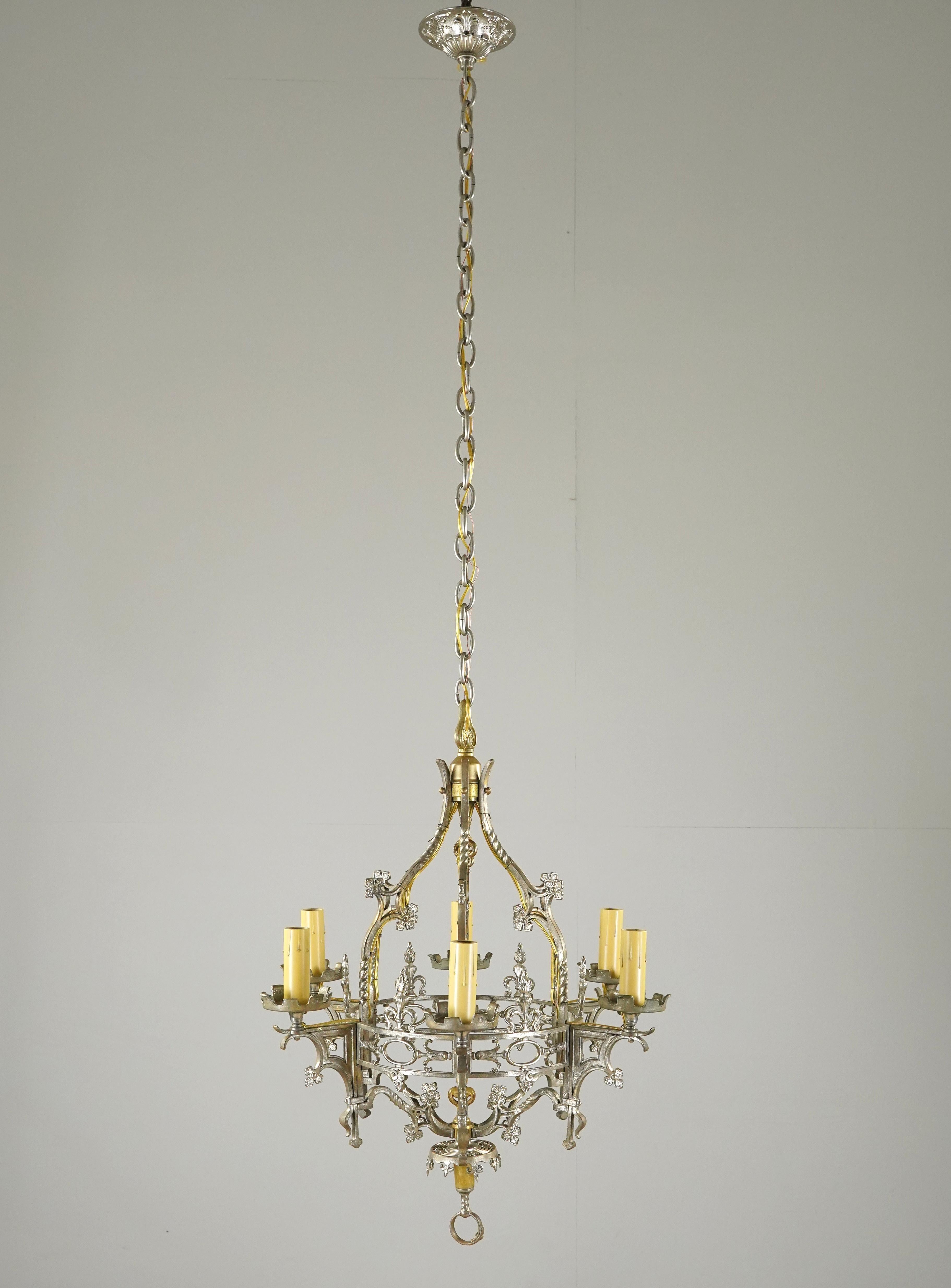 Lampadario a sei bracci in stile Arts & Crafts realizzato in ottone con finiture in nichel e dorate. Richiede sei lampadine standard E-26 a base media. La cornice è ornata da elementi decorativi, tra cui motivi floreali e fogliati e intricati