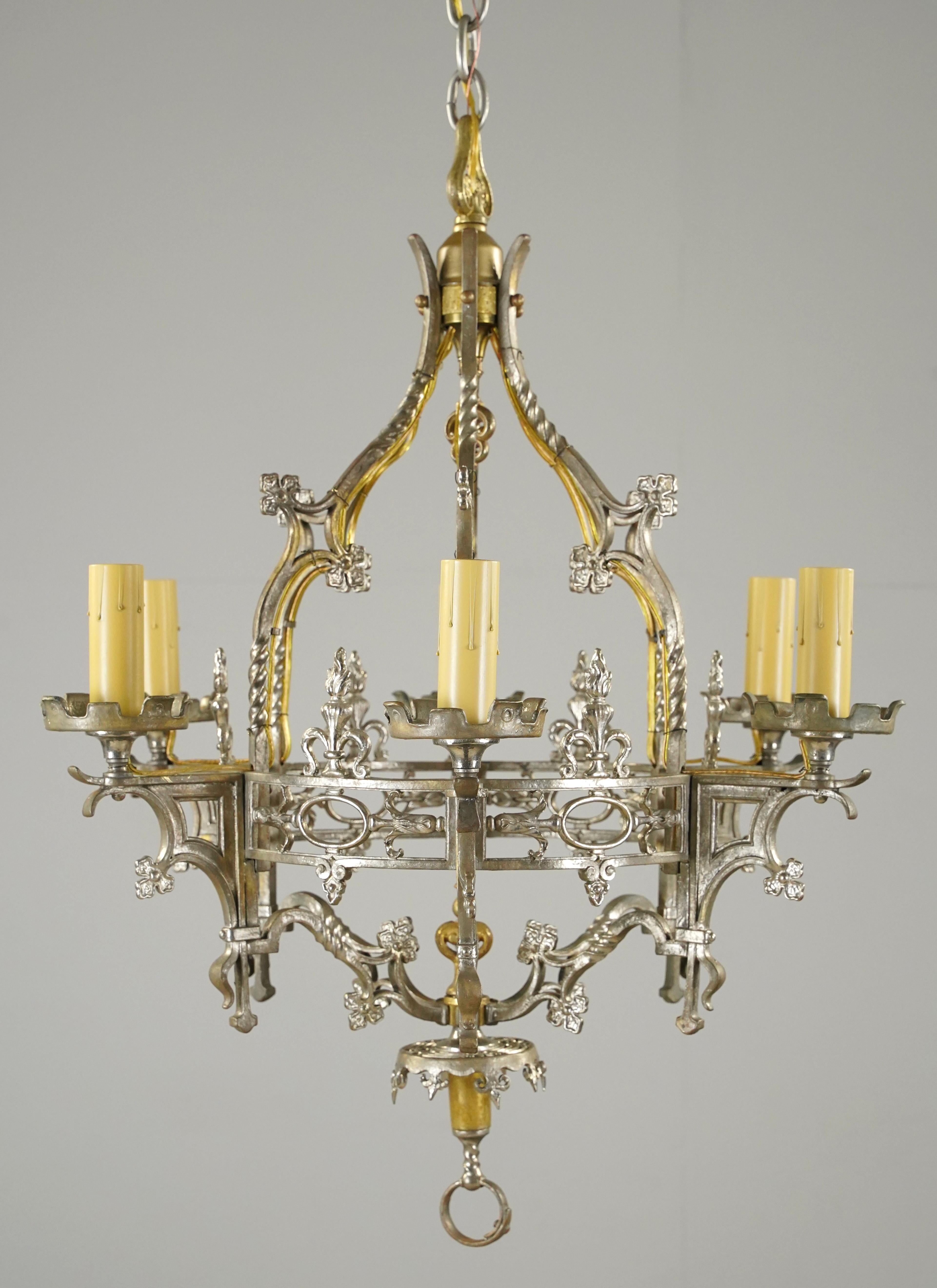 Arts and Crafts Lampadario gotico a 6 bracci in bronzo nichelato in vendita