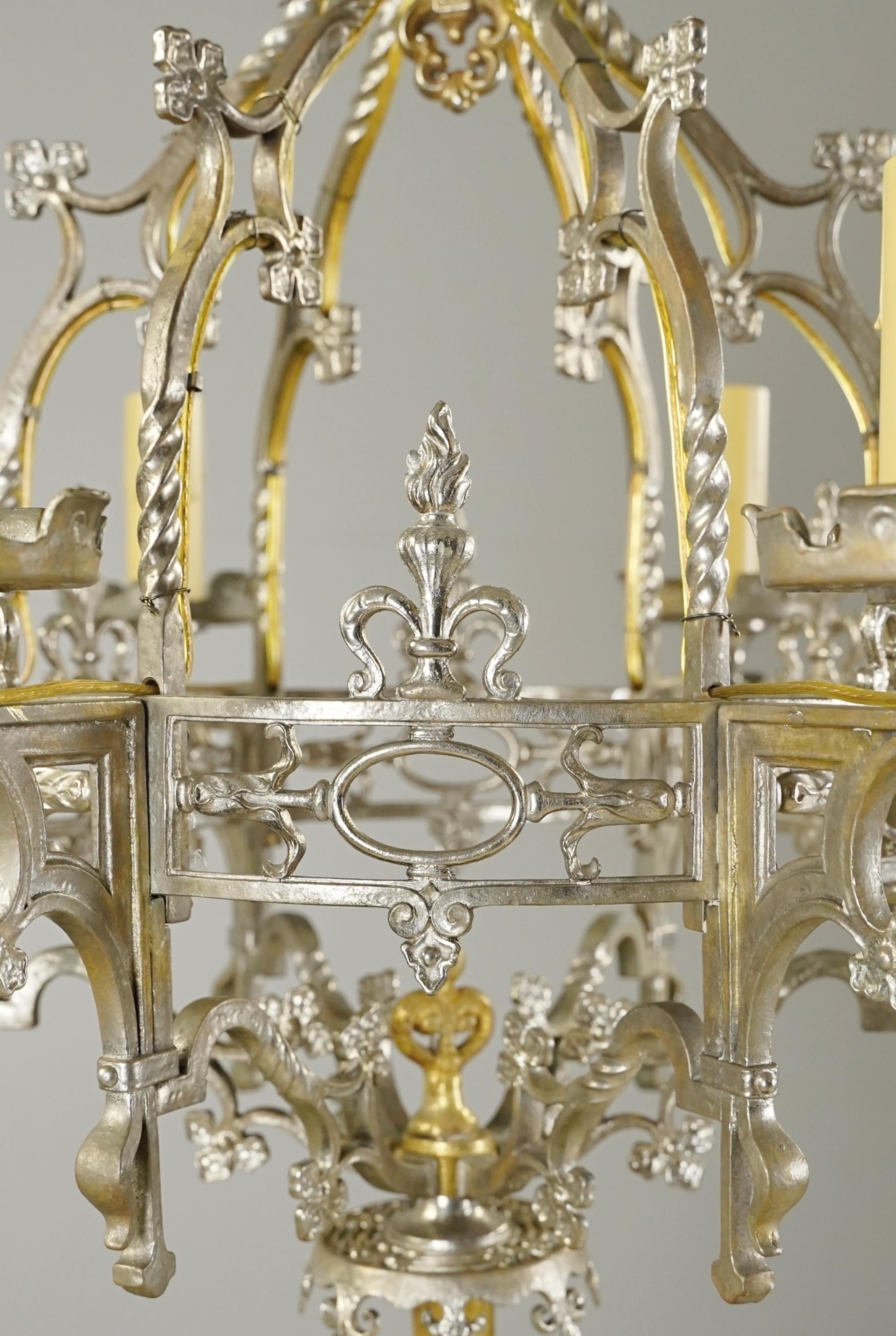 XX secolo Lampadario gotico a 6 bracci in bronzo nichelato in vendita