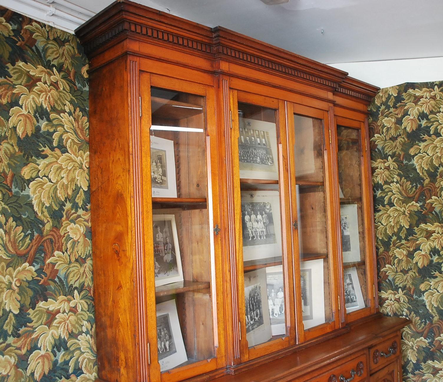 Gothic oak breakfront bookcase In Good Condition For Sale In Cheltenham, GB