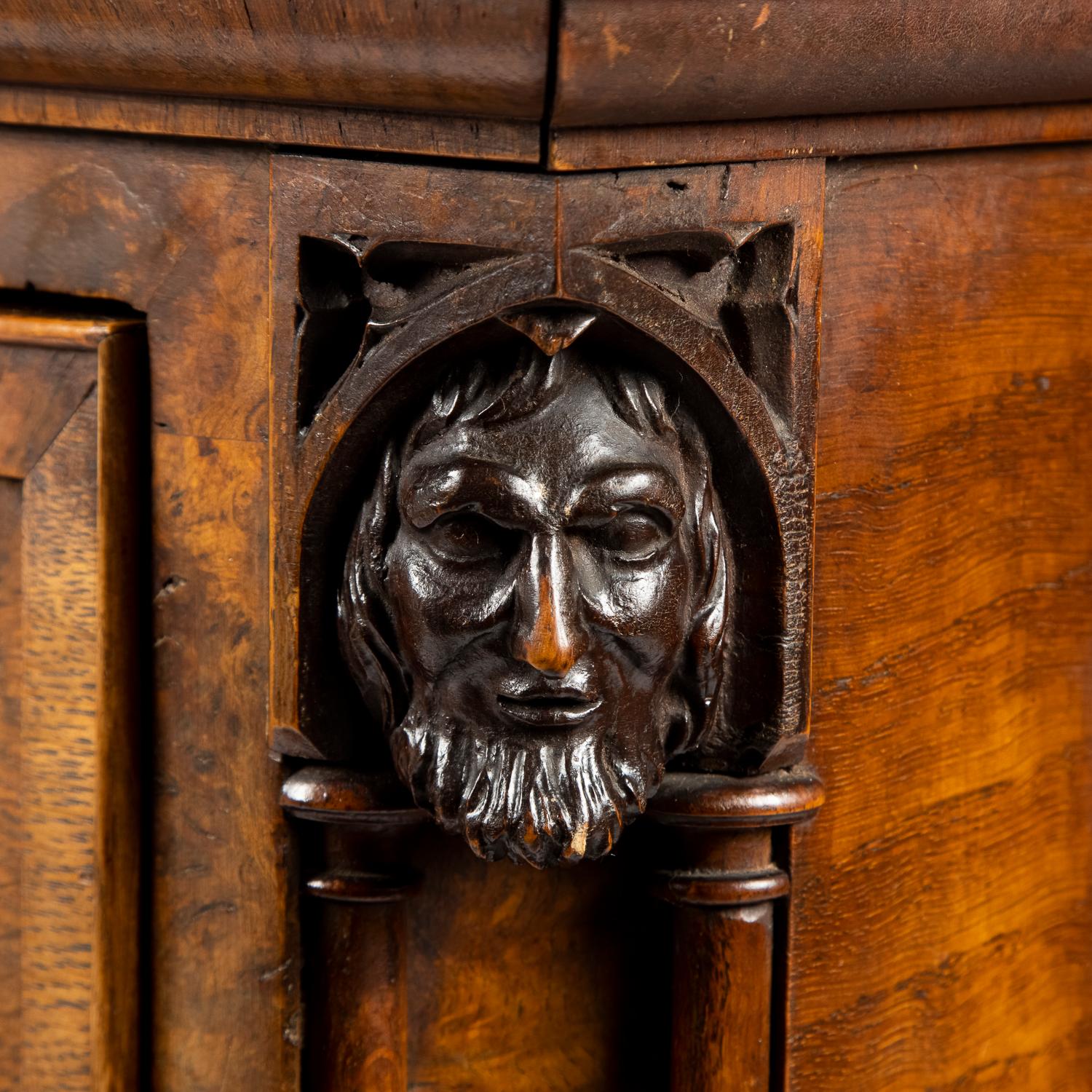 Anglais Commode gothique en chêne décorée de masques et de colonnes sculptés en vente