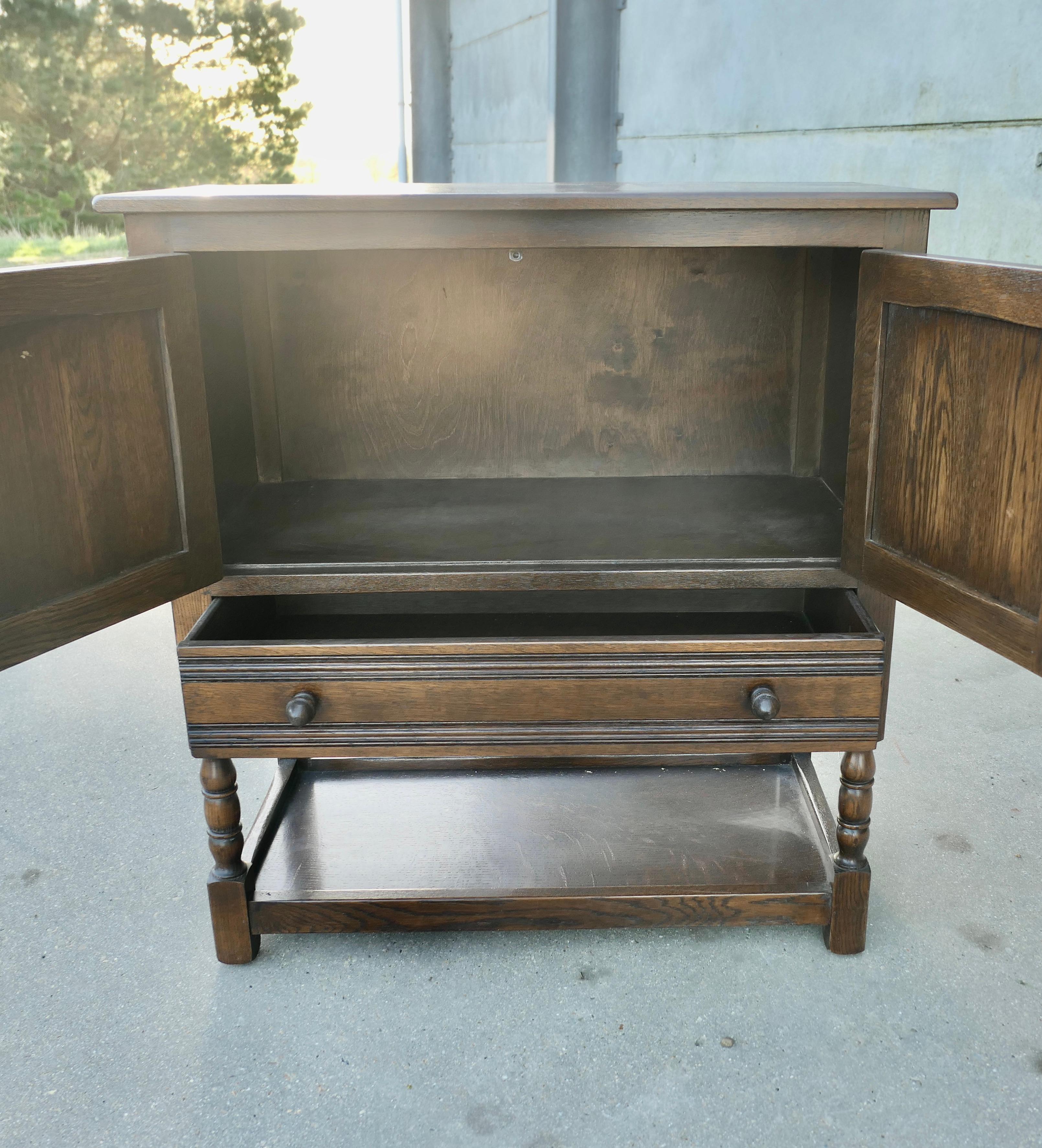 Armadio gotico in Oak con cassetto e sottopiano

Un affascinante pezzo risalente agli anni '30. Il mobile è composto da un armadio a due ante con un cassetto sottostante e una mensola

Tutti in buone condizioni di utilizzo
L'armadio è alto 33