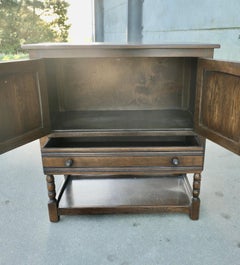 Gothic-Schrank aus Eiche mit Schublade und Untertasse