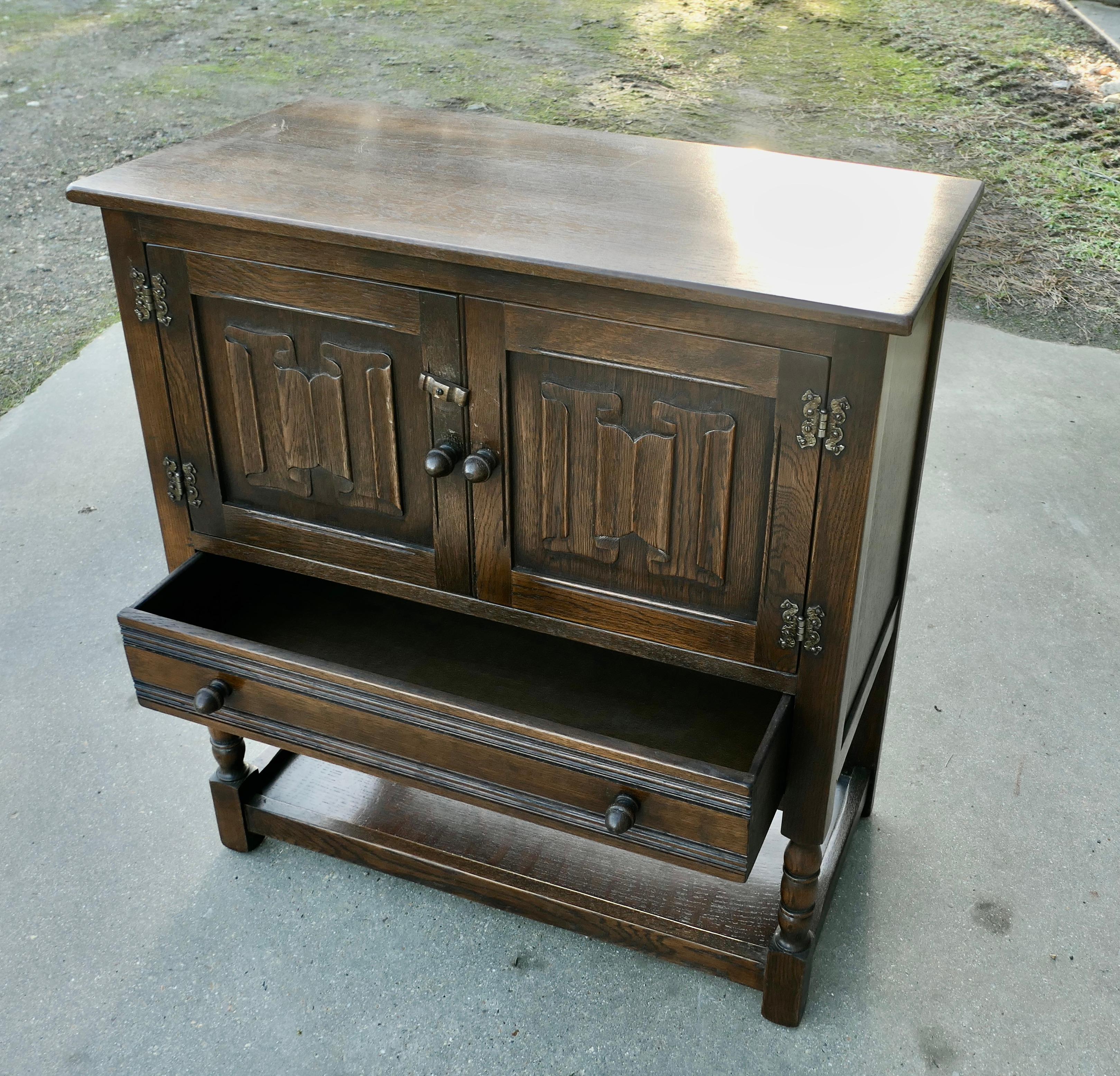 Neogotico Armadio gotico in Oak con cassetto e sottopiano in vendita