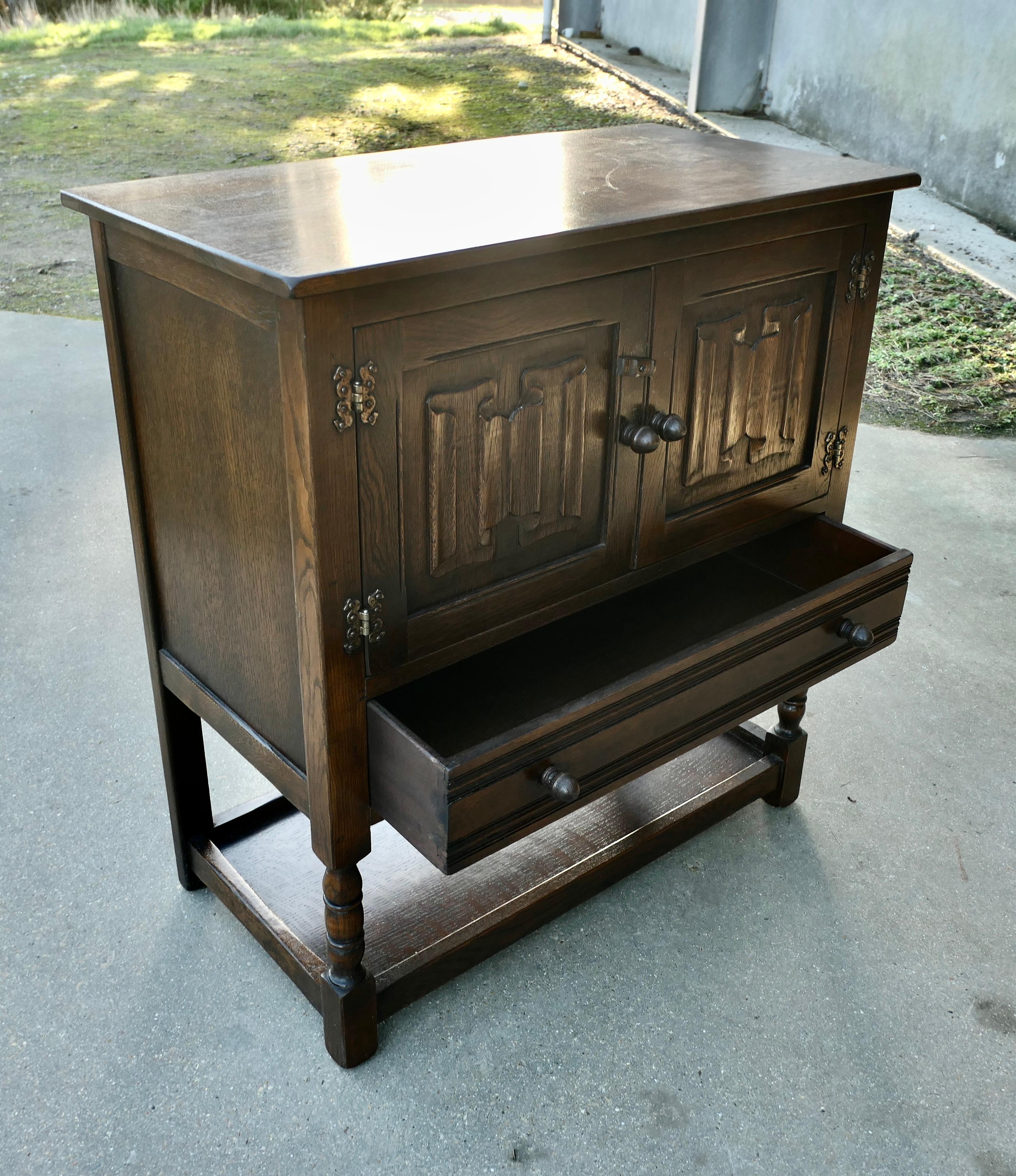 Armadio gotico in Oak con cassetto e sottopiano In condizioni buone in vendita a Godshill, Isle of Wight