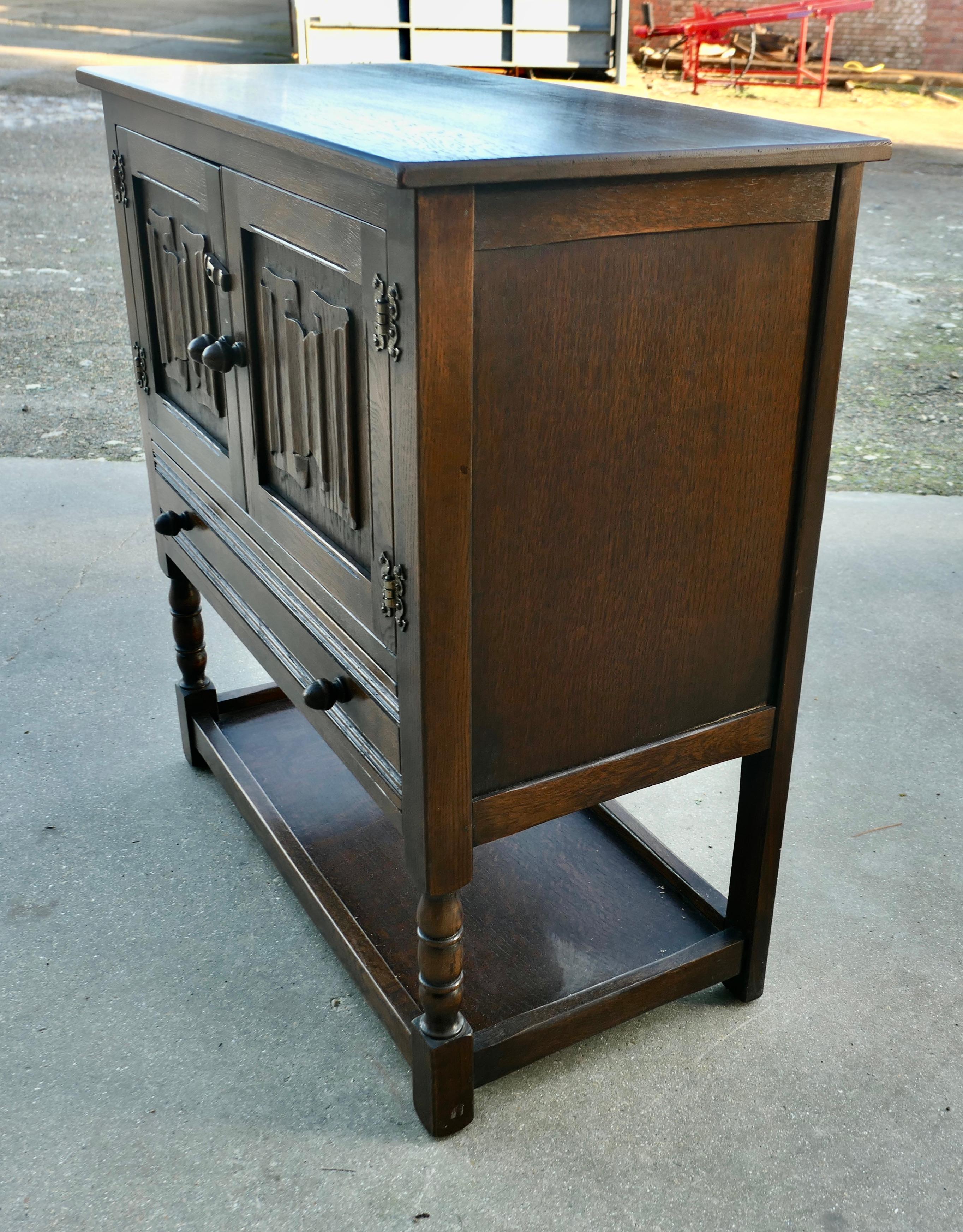 Metà XX secolo Armadio gotico in Oak con cassetto e sottopiano in vendita