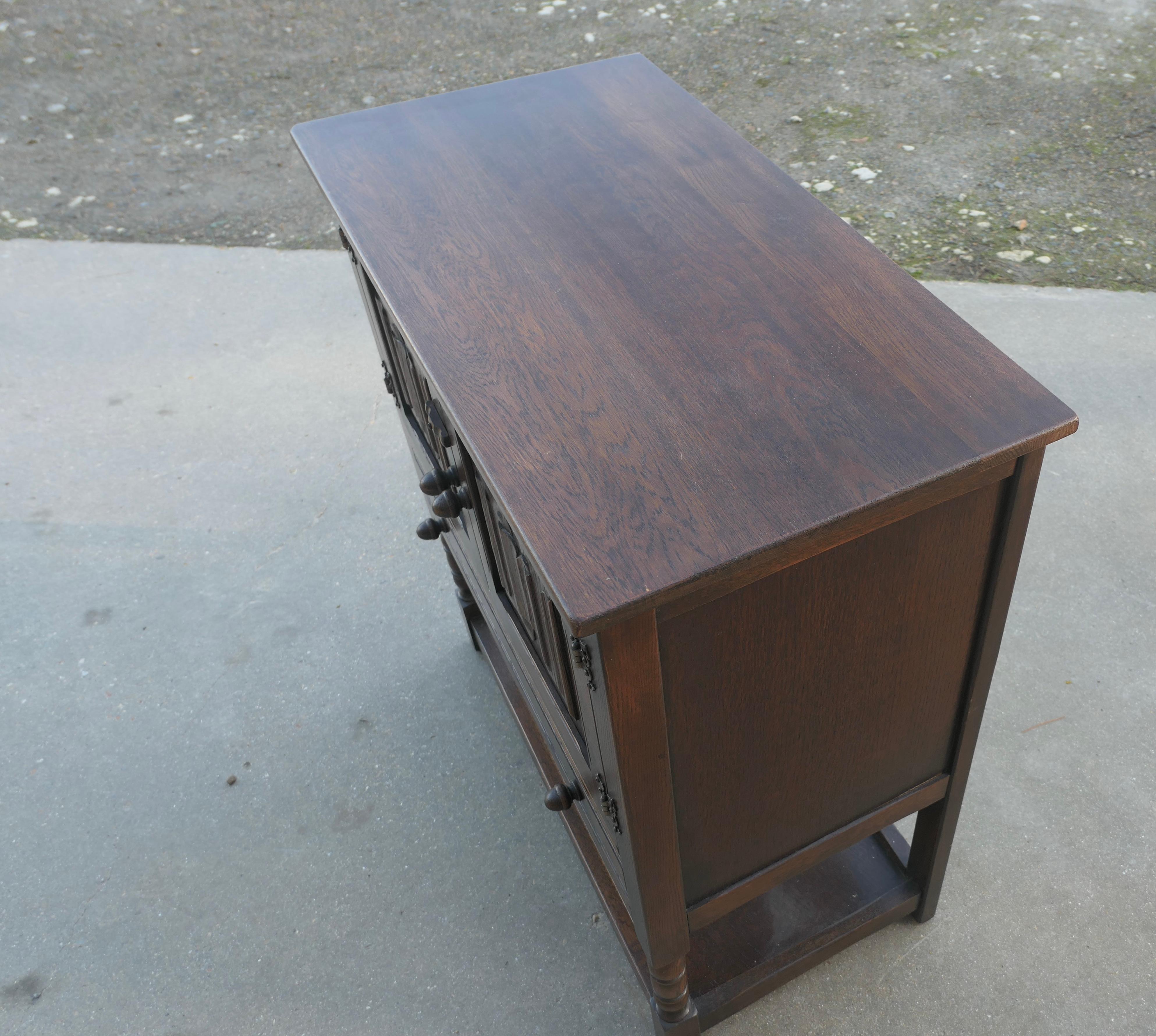 Quercia Armadio gotico in Oak con cassetto e sottopiano in vendita