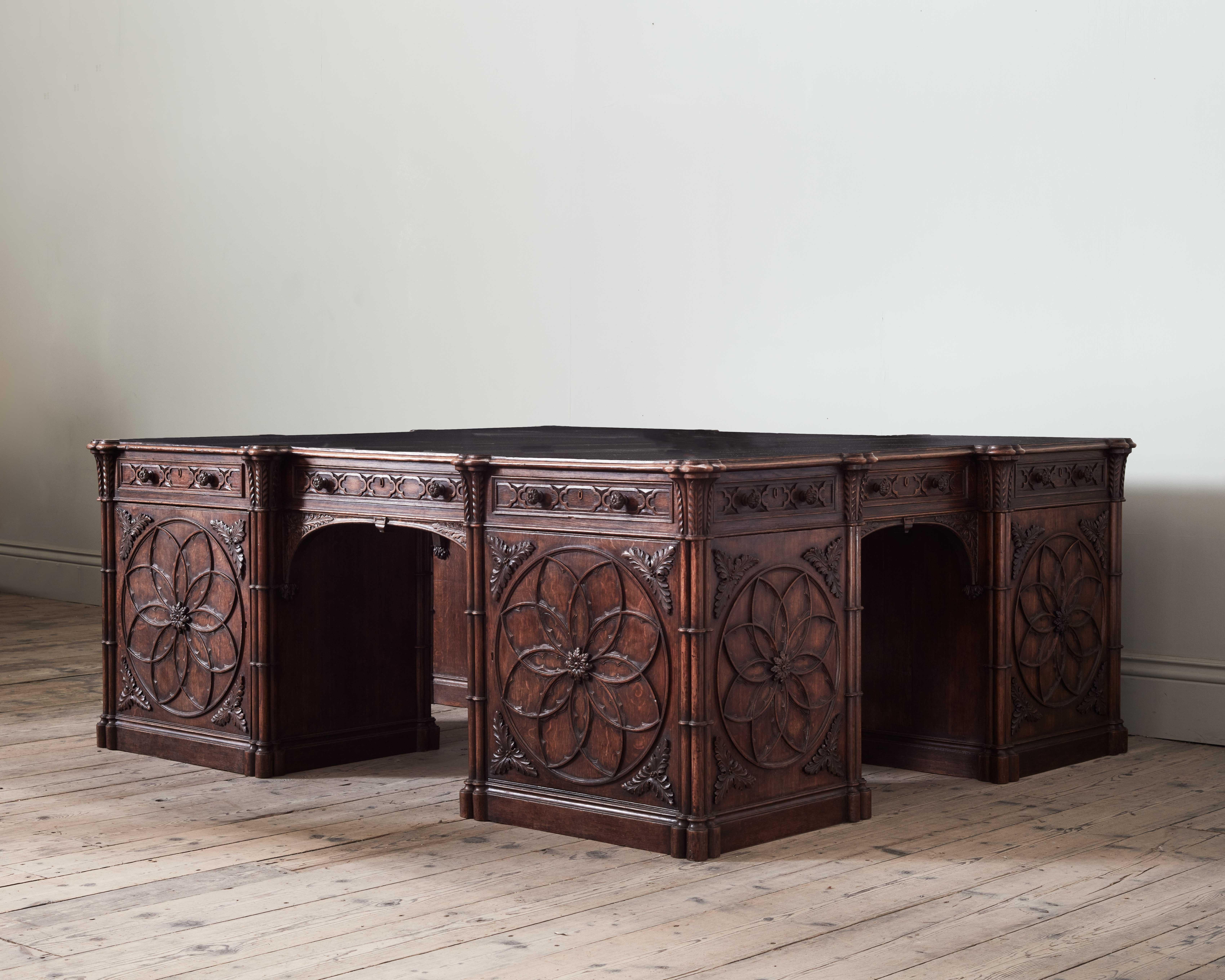 Una scrivania gotica in Oak del primo Ottocento, su disegno di Thomas Chippendale

Una copia di un tavolo da biblioteca originale quasi identico, realizzato per la Contessa di Pomfret e la sua casa di città in stile gotico-risorgimentale, Pomfret