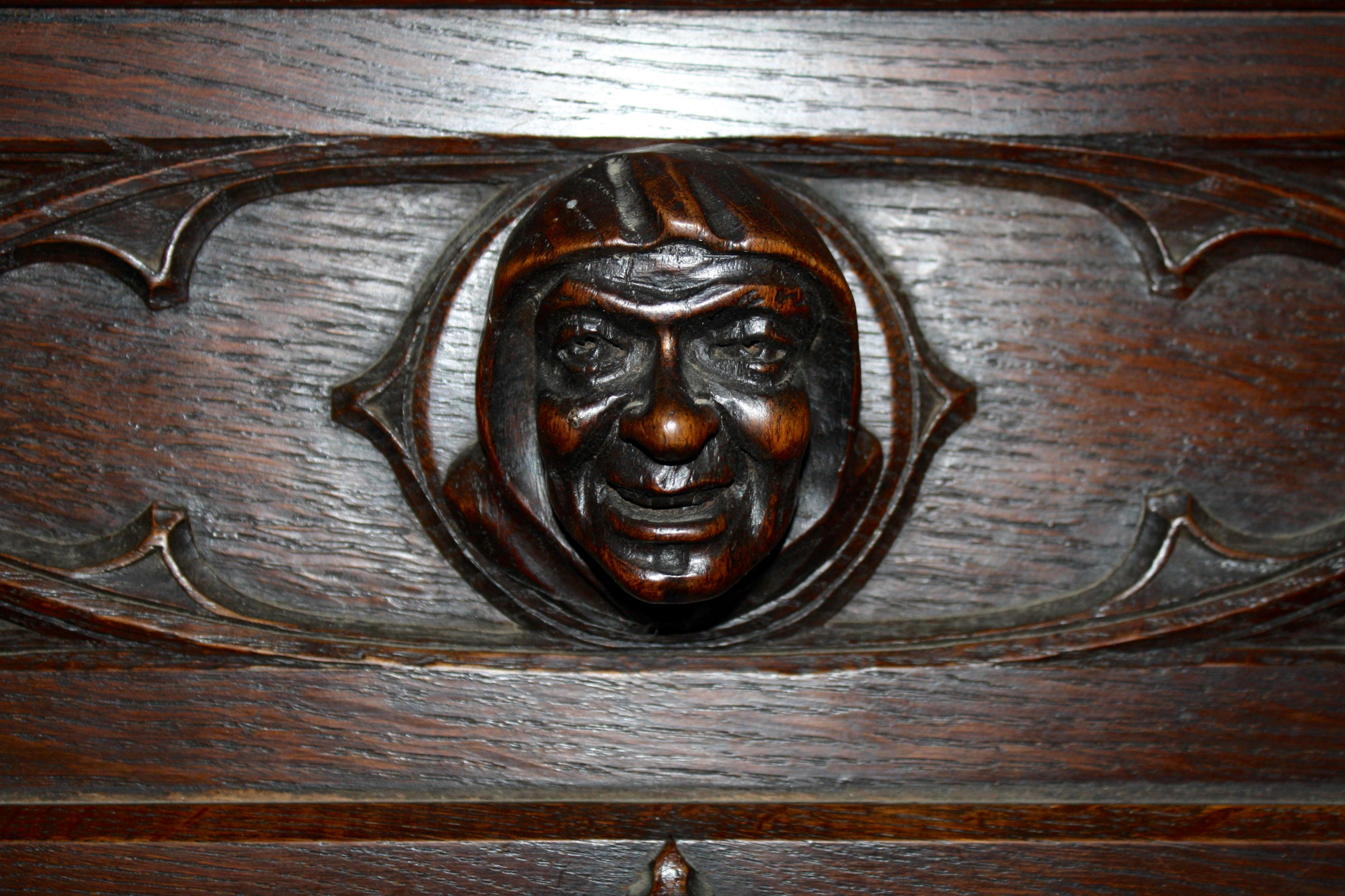 Intagliato Portaoggetti gotico in Oak con specchio, 1895 circa in vendita