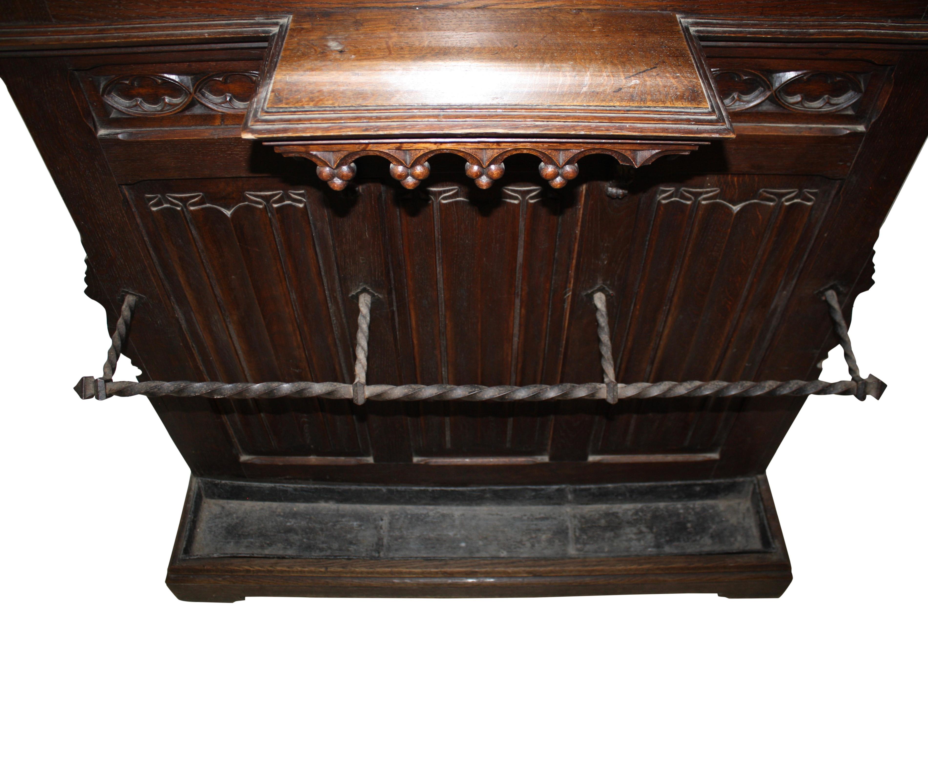 Ferro battuto Portaoggetti gotico in Oak con specchio, 1895 circa in vendita